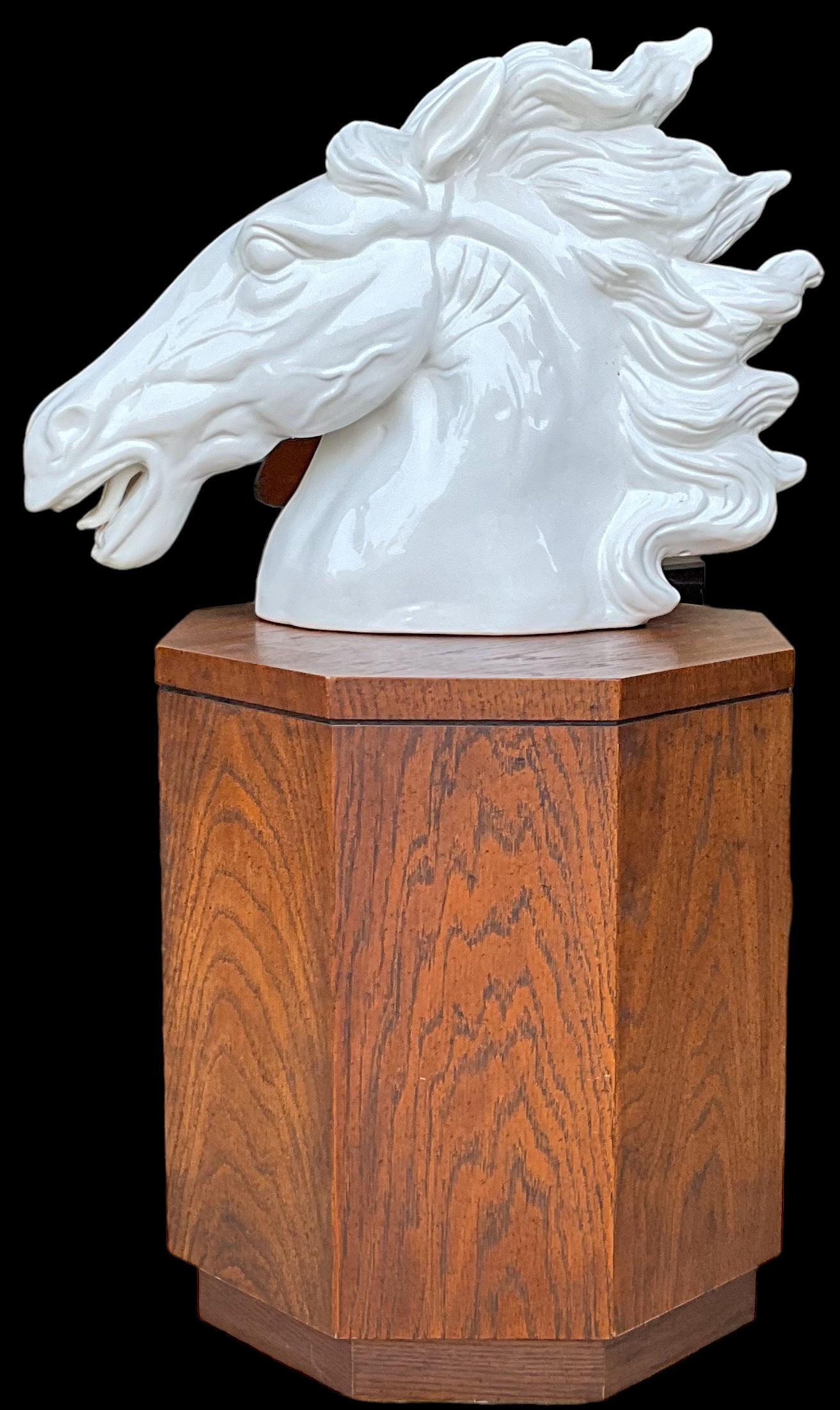 italien Grande statue de cheval buste en céramique blanche de style néoclassique blanc en vente