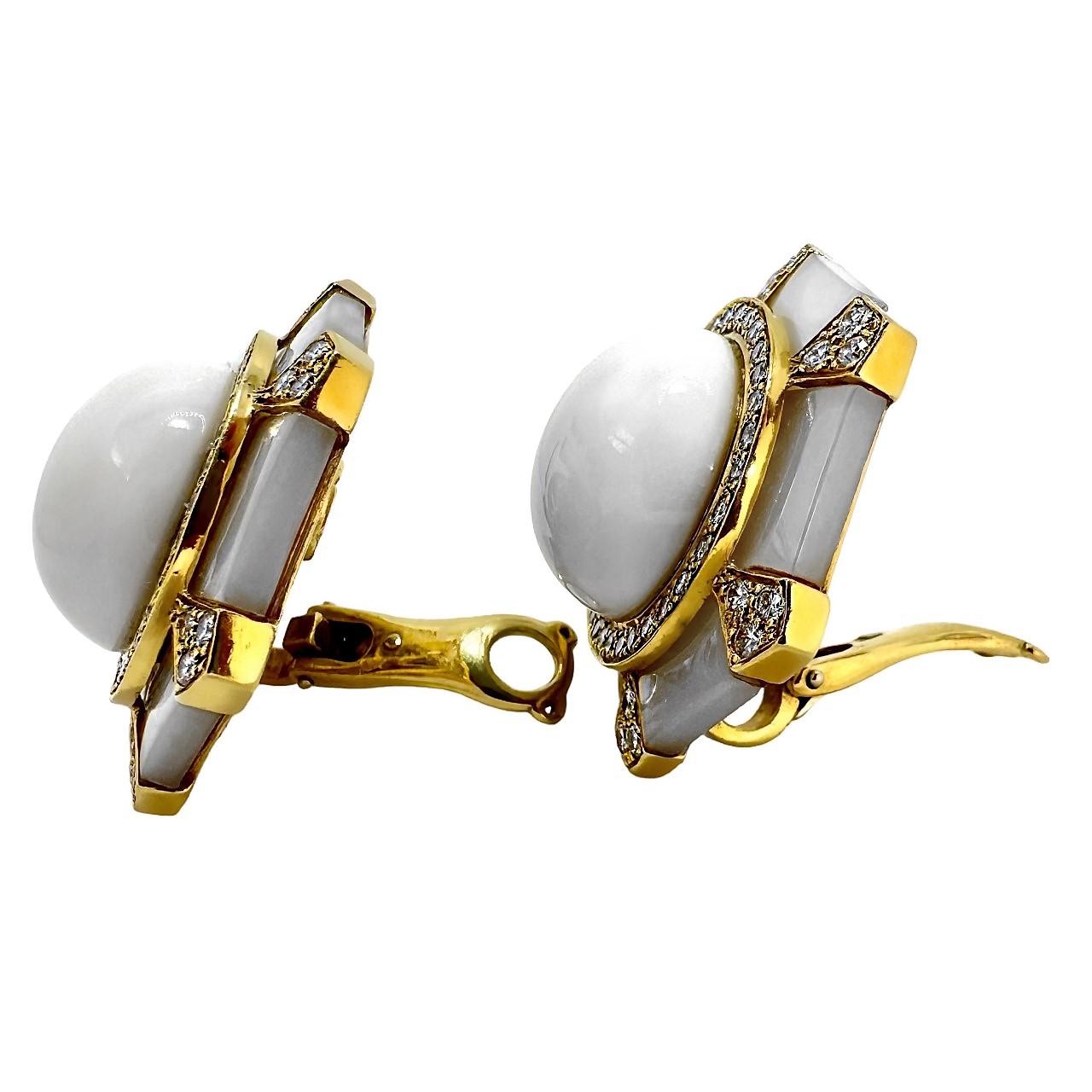 Moderne Boucles d'oreilles à grande échelle en onyx blanc, diamant et nacre d'Albert Lipten en vente