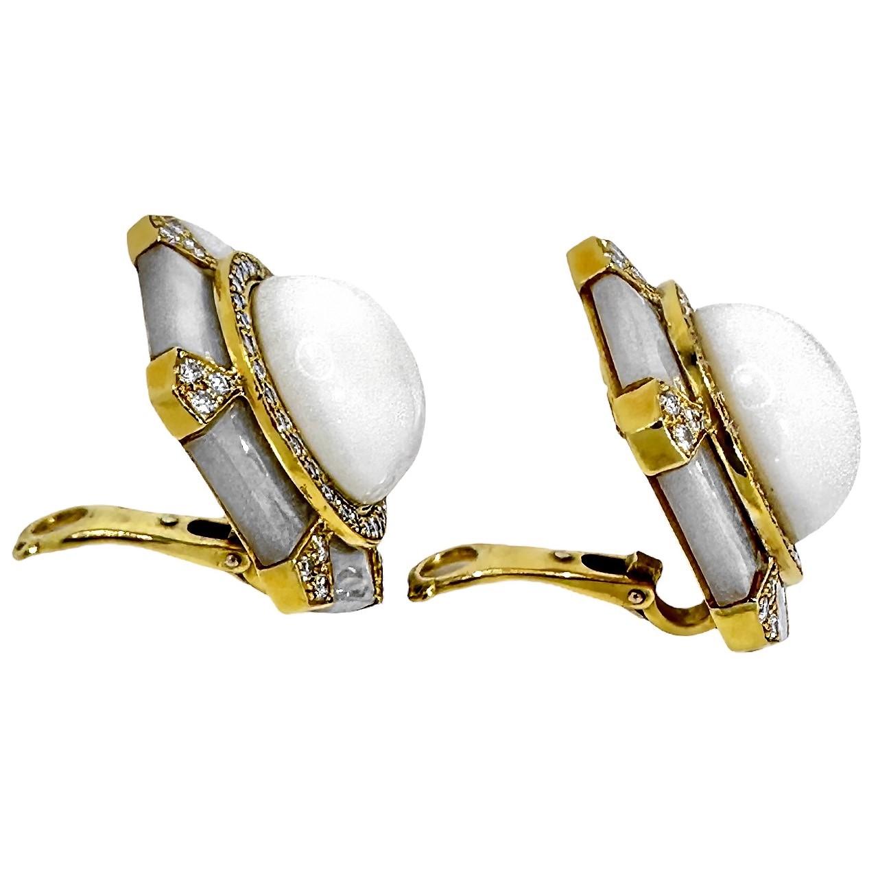 Boucles d'oreilles à grande échelle en onyx blanc, diamant et nacre d'Albert Lipten Bon état - En vente à Palm Beach, FL