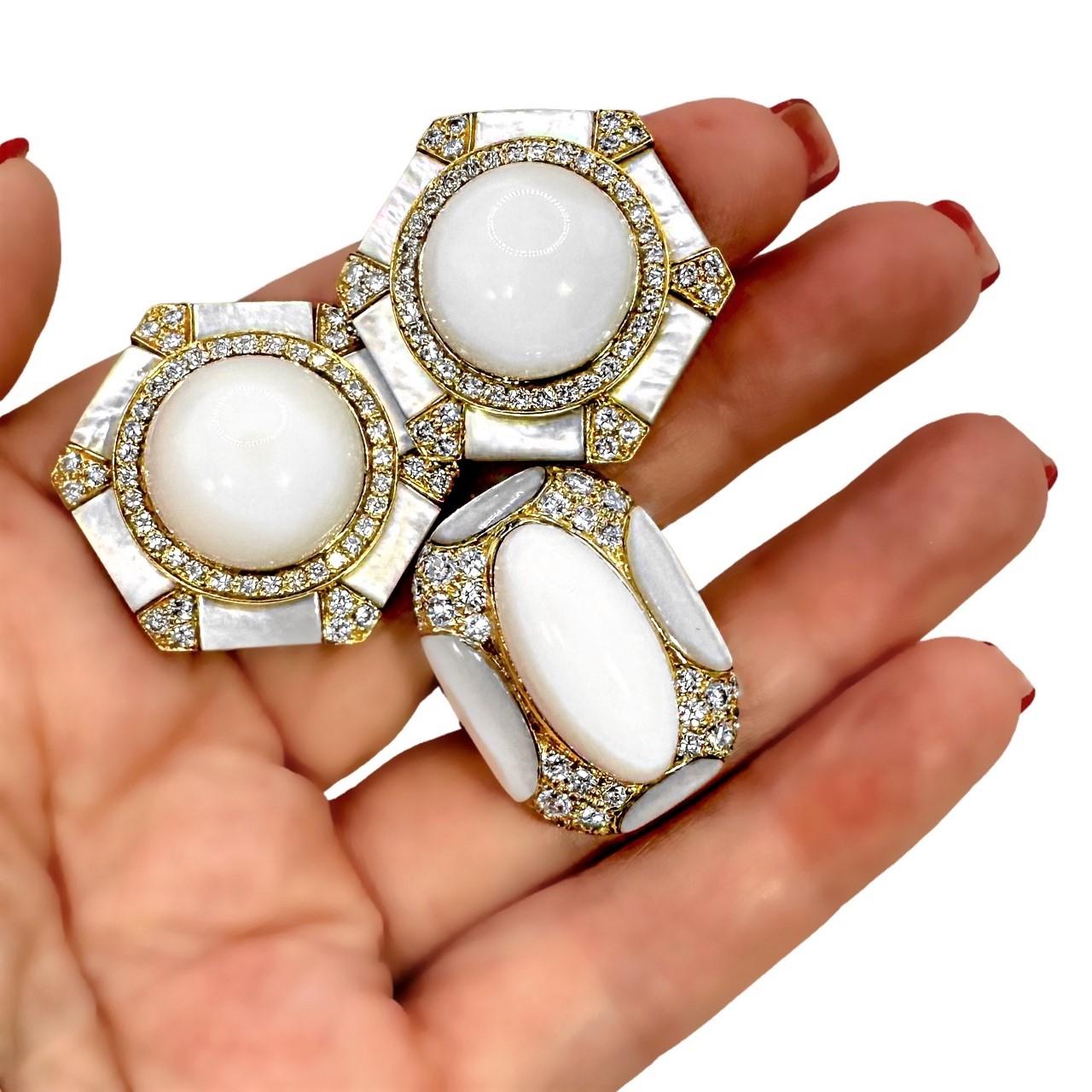 Boucles d'oreilles à grande échelle en onyx blanc, diamant et nacre d'Albert Lipten en vente 3