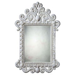 Grand miroir en coquillage blanc à grande échelle avec crémaillère à volutes et plaque mercurée