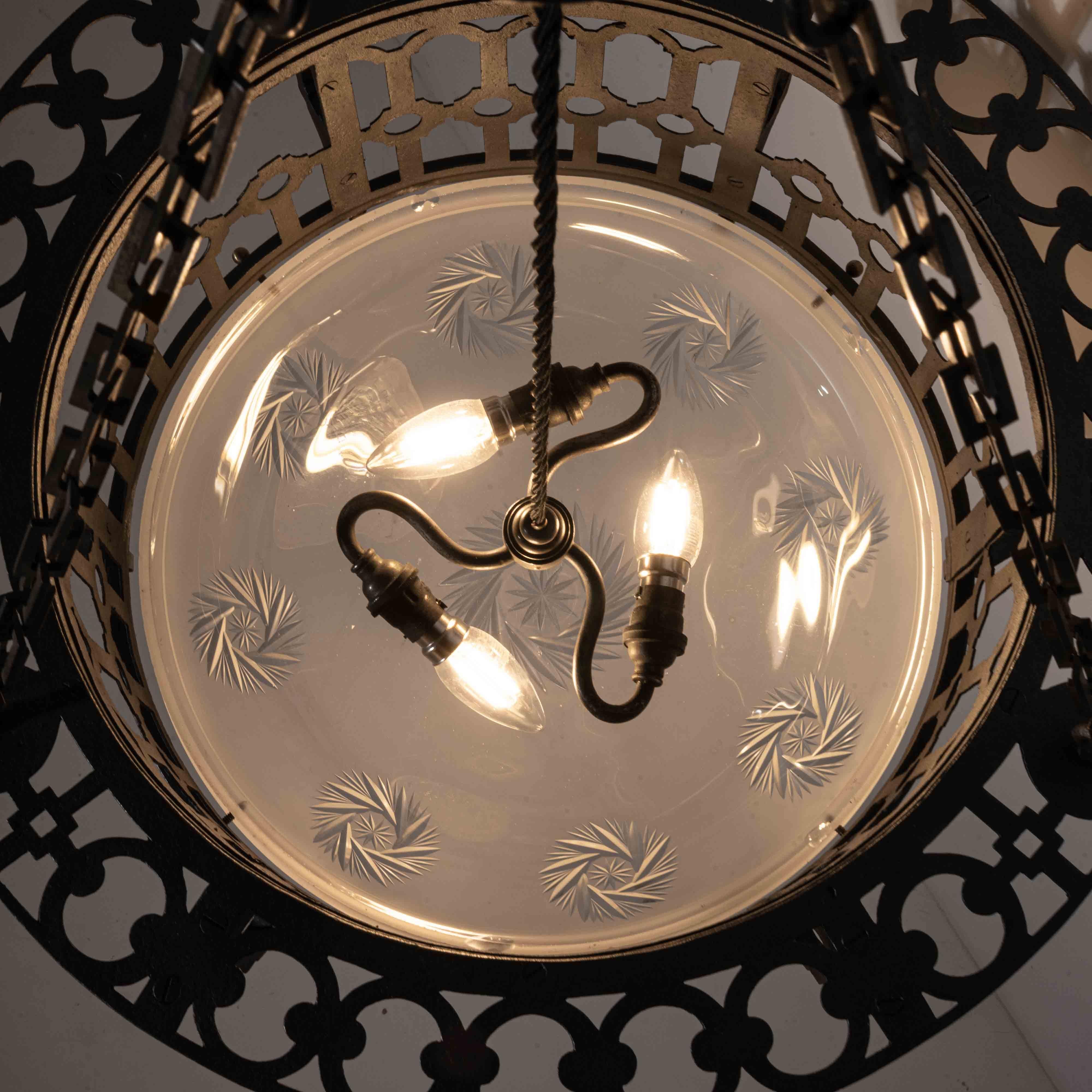 Plafoniera in ferro battuto e ottone fuso di grandi dimensioni e rara ciotola di cristallo Jefferson in vendita 3