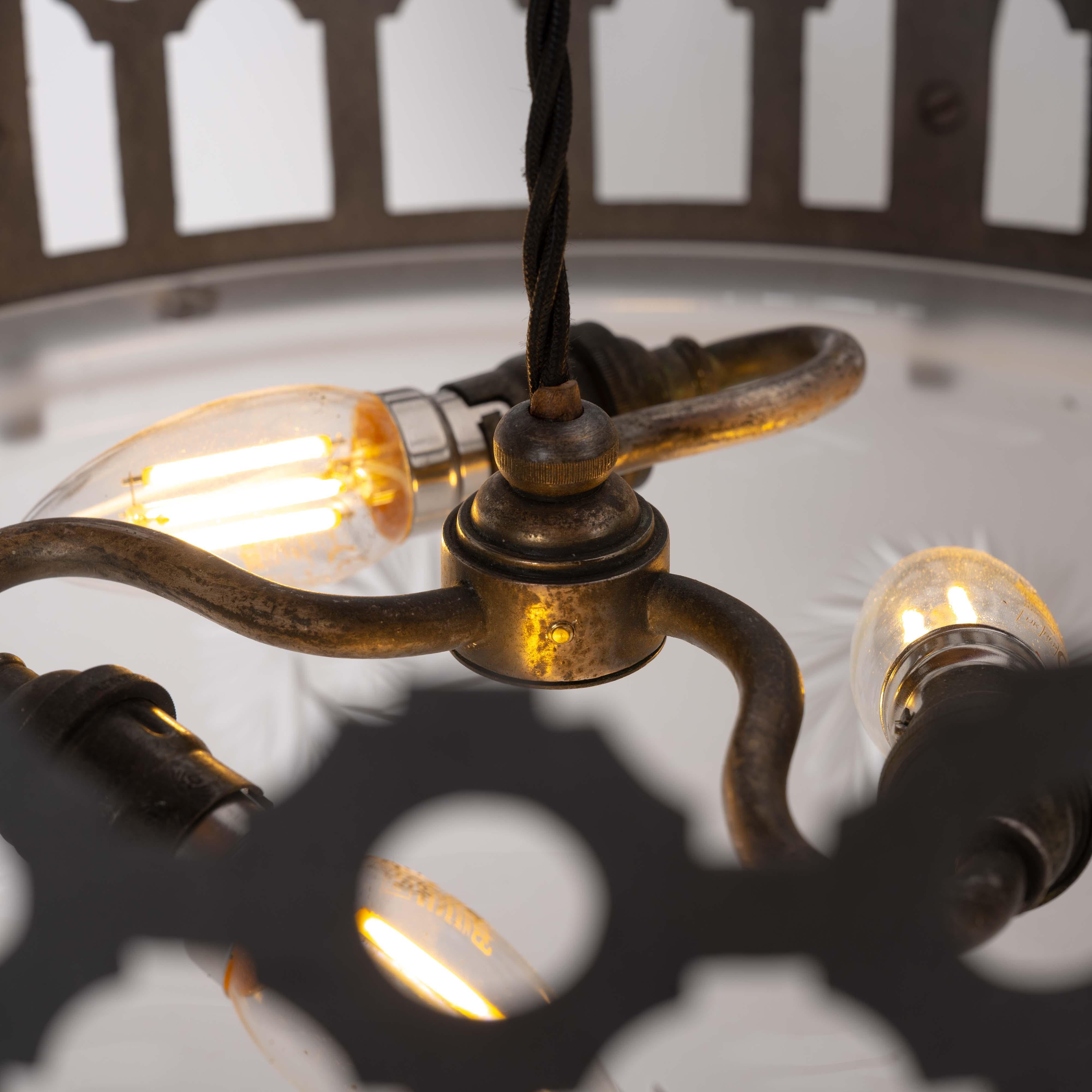 Plafoniera in ferro battuto e ottone fuso di grandi dimensioni e rara ciotola di cristallo Jefferson in vendita 5