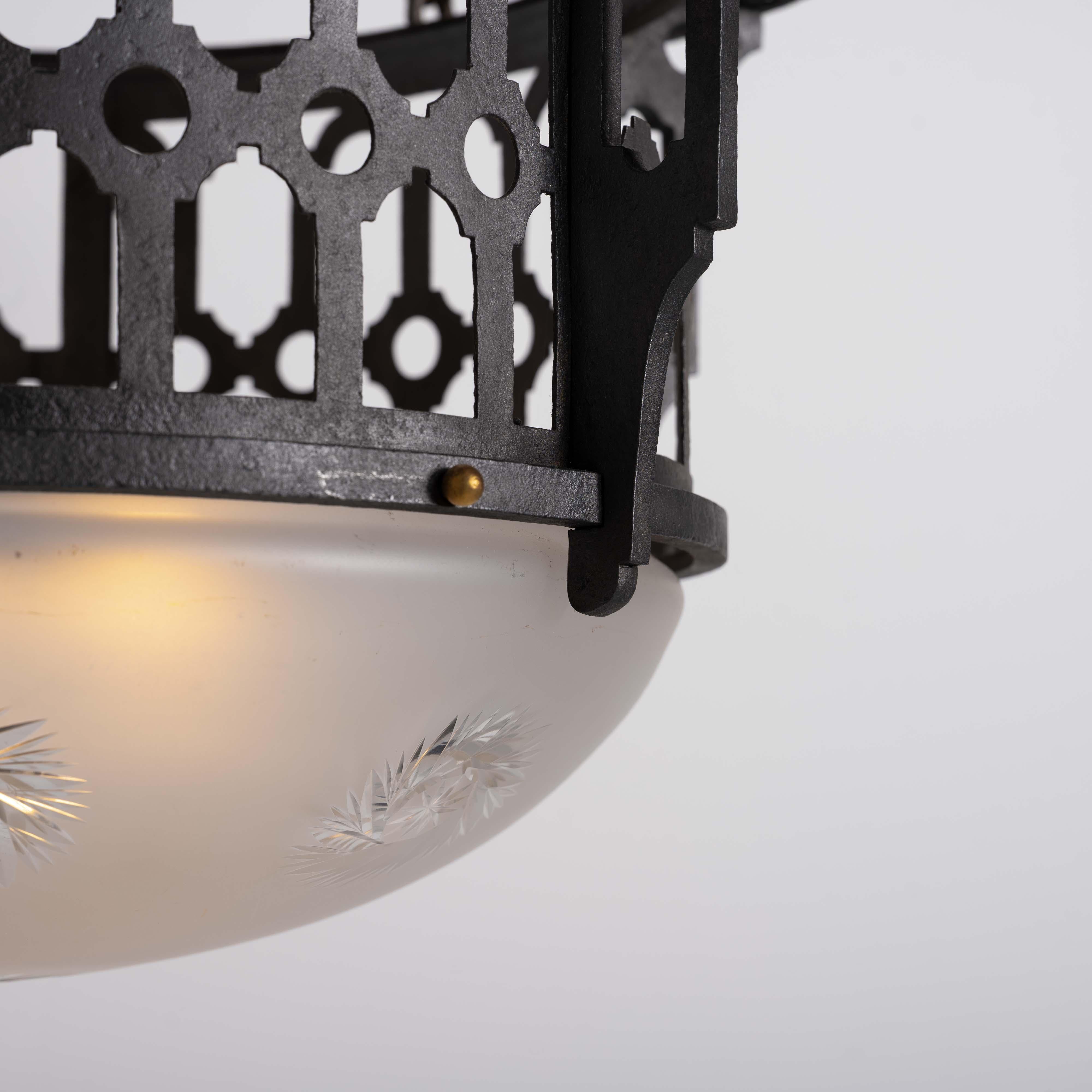 Plafoniera in ferro battuto e ottone fuso di grandi dimensioni e rara ciotola di cristallo Jefferson in vendita 6