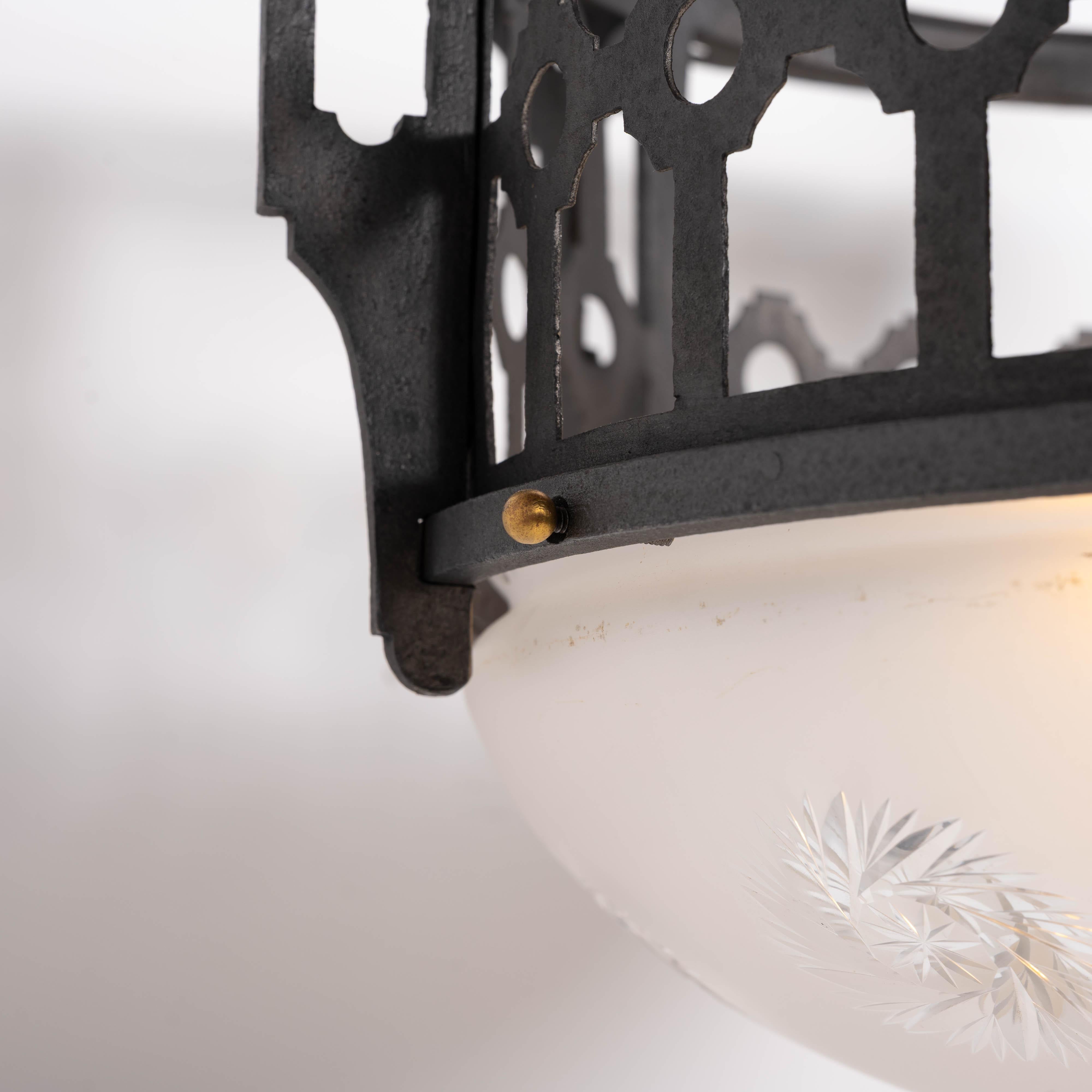 Plafoniera in ferro battuto e ottone fuso di grandi dimensioni e rara ciotola di cristallo Jefferson in vendita 7