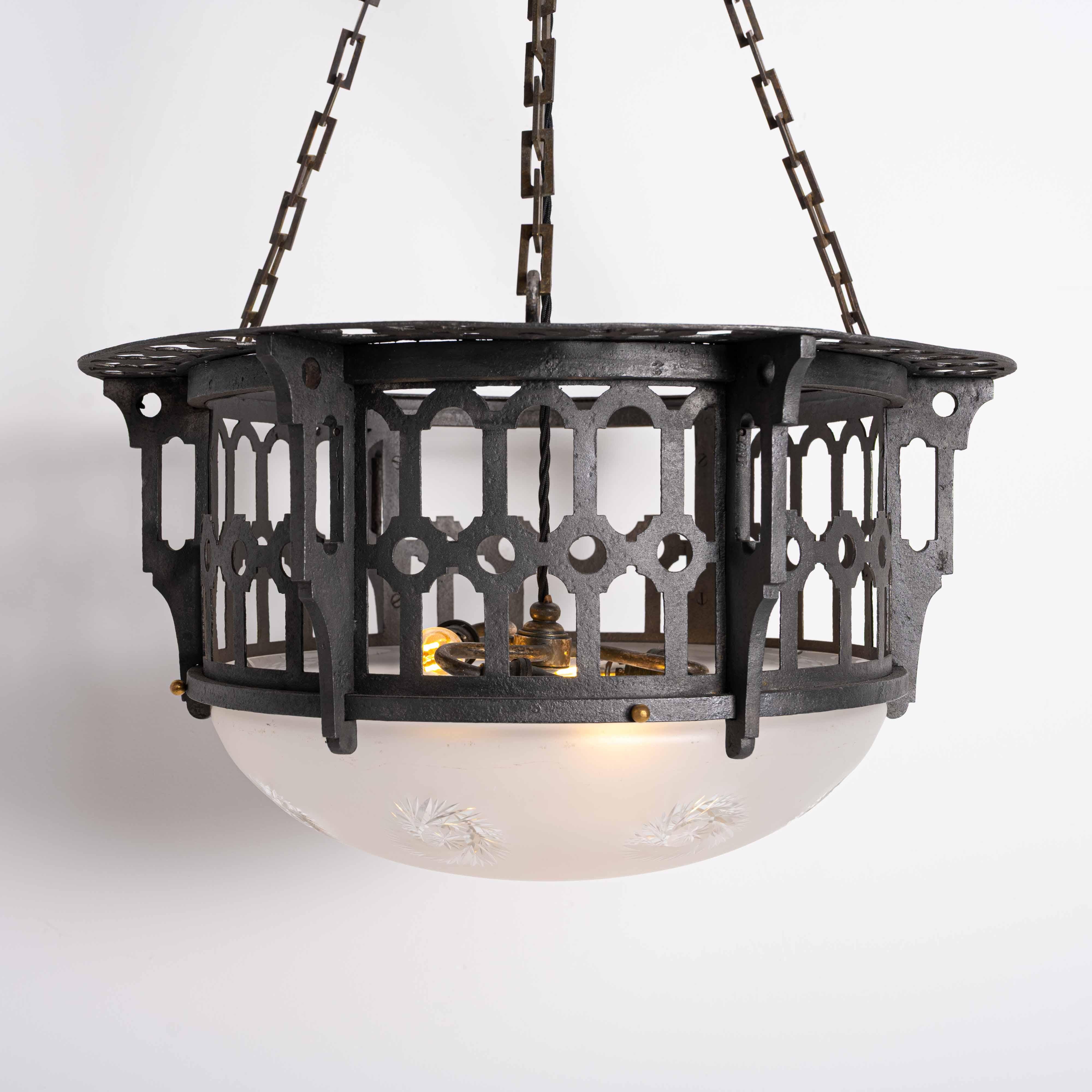 Plafoniera in ferro battuto e ottone fuso di grandi dimensioni e rara ciotola di cristallo Jefferson in vendita 8