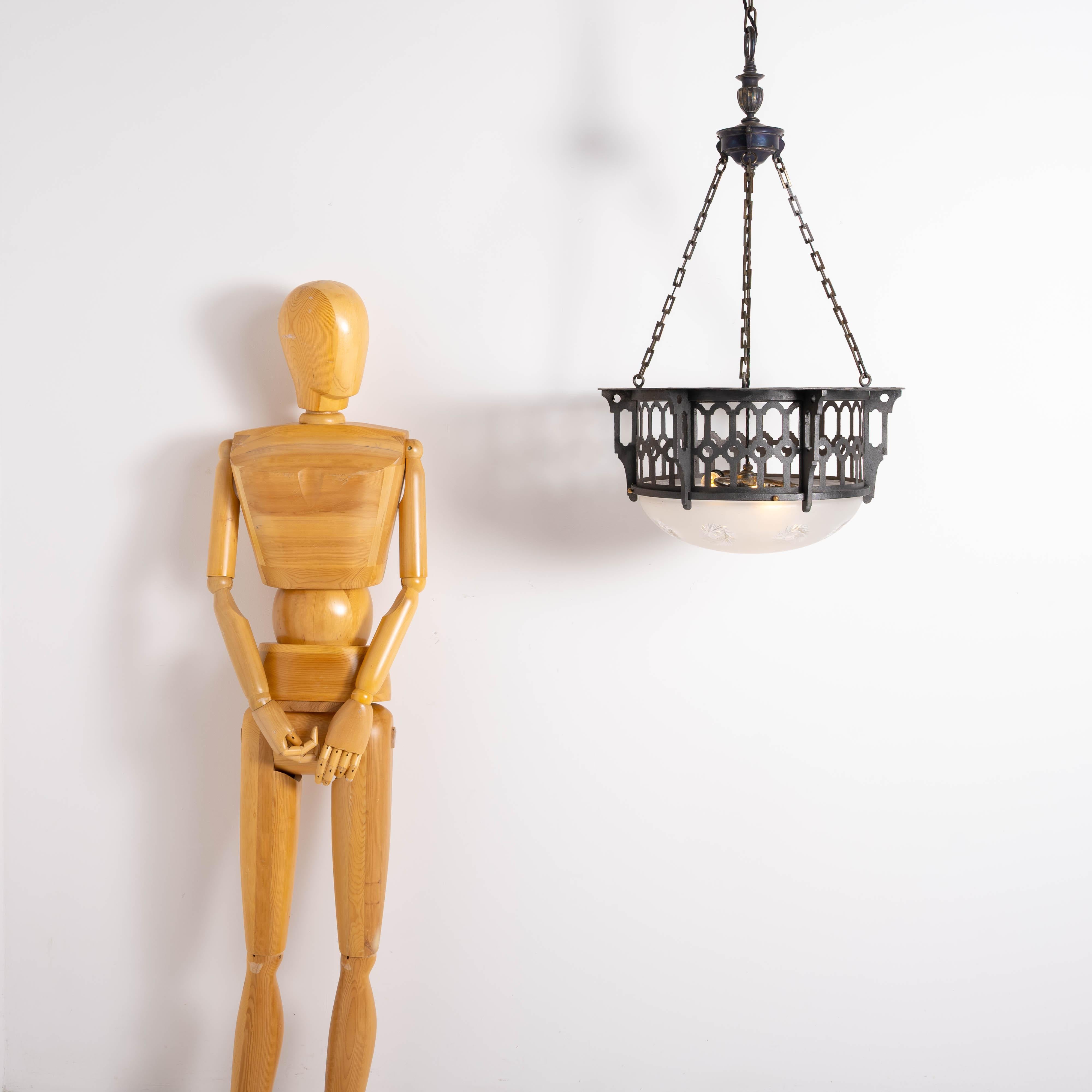 PLAFONIERA DI GRANDI DIMENSIONI IN FERRO BATTUTO E OTTONE FUSO CON RARA CIOTOLA IN CRISTALLO SATINATO E TAGLIATO JEFFERSON

Un eccezionale plafonnier a sospensione da chiesa di grandi dimensioni, che combina una splendida ciotola in cristallo