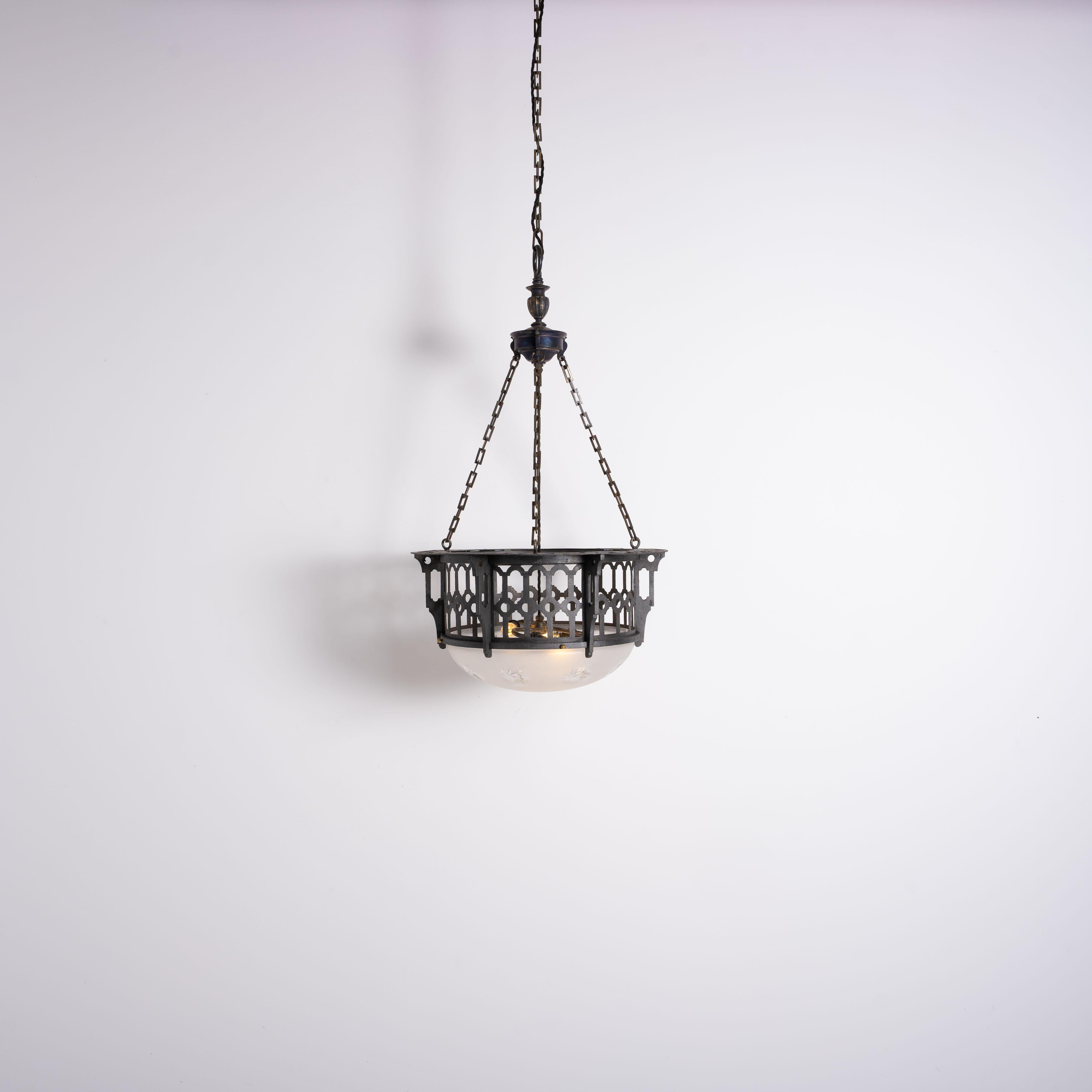 Plafoniera in ferro battuto e ottone fuso di grandi dimensioni e rara ciotola di cristallo Jefferson in vendita 12