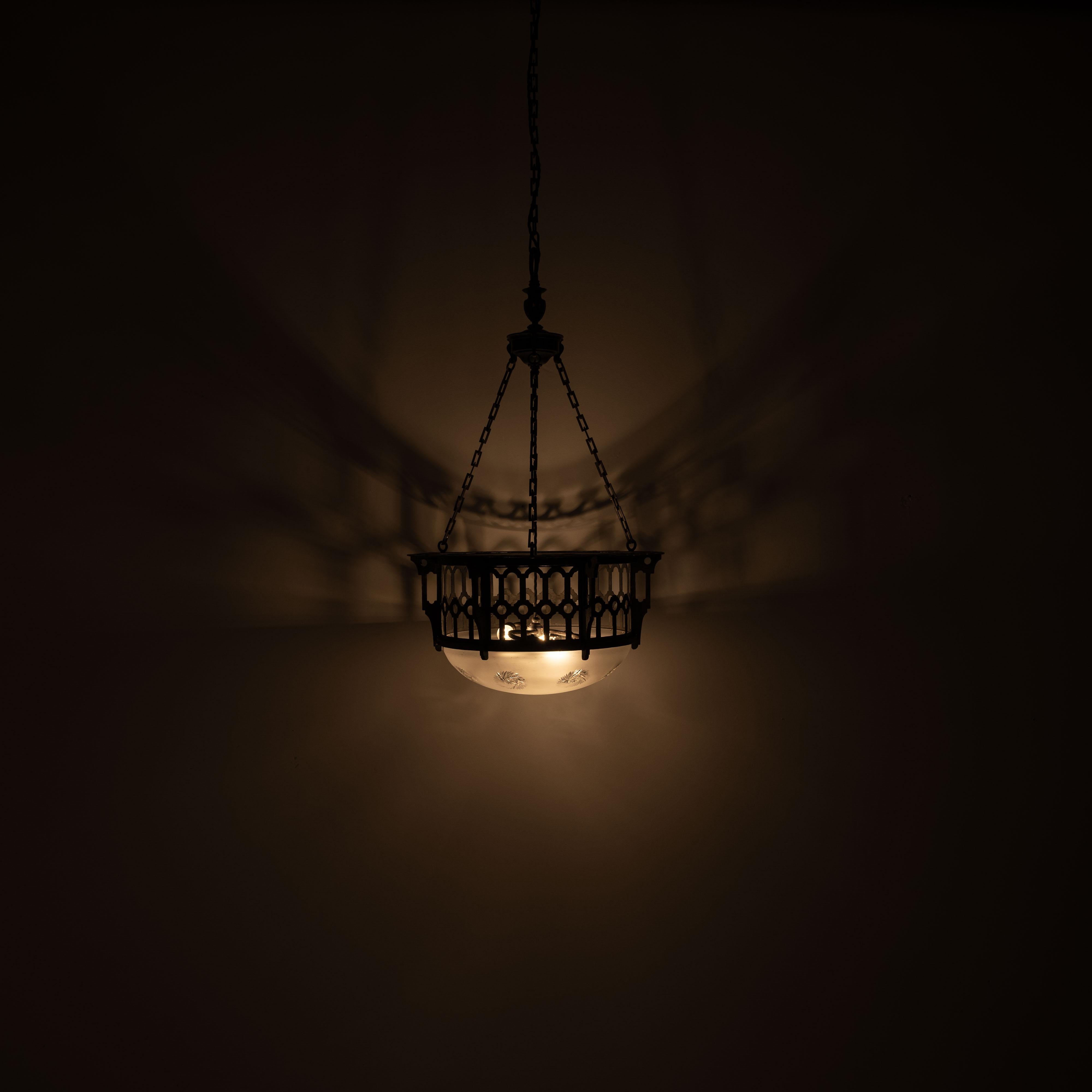 Art Nouveau Plafoniera in ferro battuto e ottone fuso di grandi dimensioni e rara ciotola di cristallo Jefferson in vendita