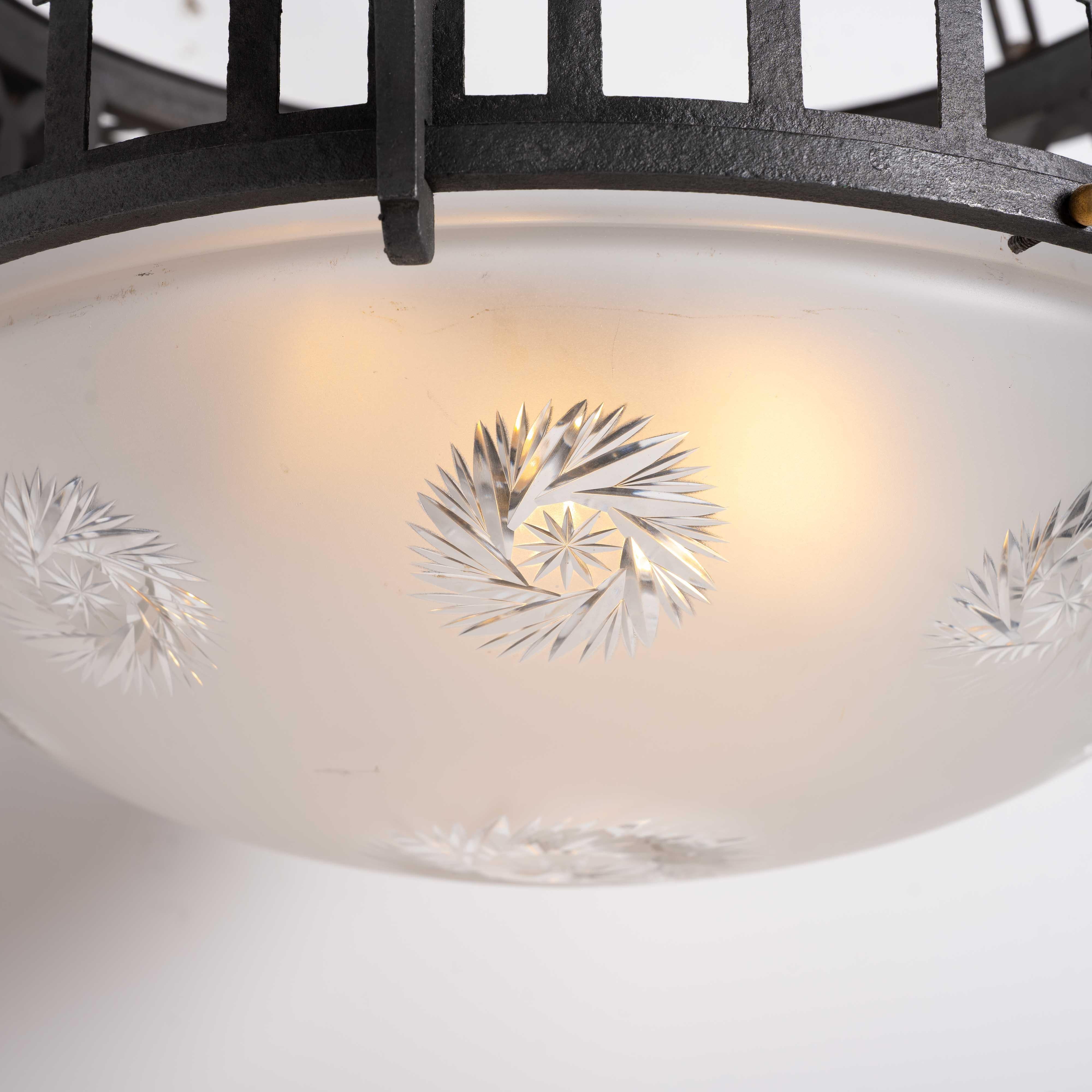 Britannico Plafoniera in ferro battuto e ottone fuso di grandi dimensioni e rara ciotola di cristallo Jefferson in vendita