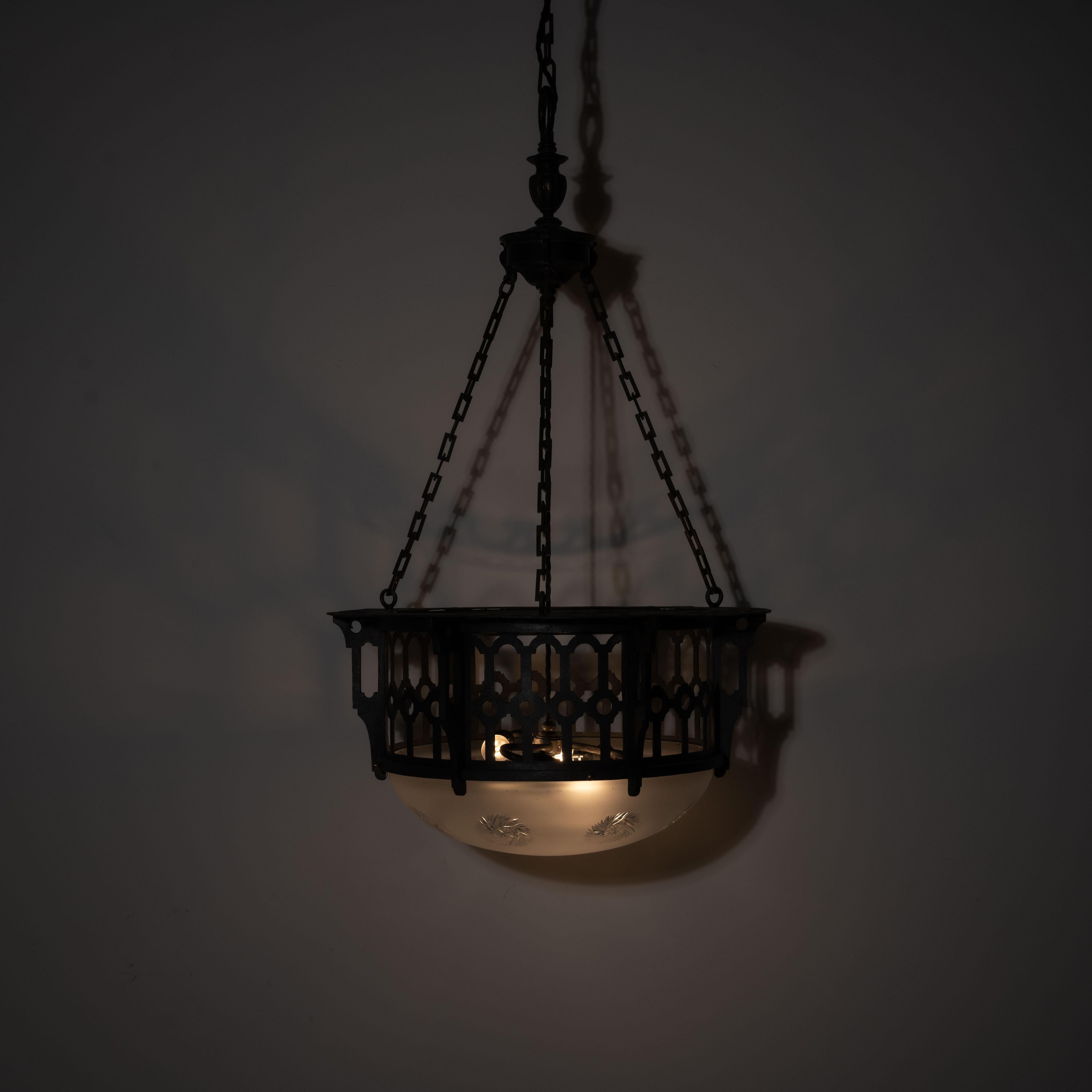 Calco Plafoniera in ferro battuto e ottone fuso di grandi dimensioni e rara ciotola di cristallo Jefferson in vendita