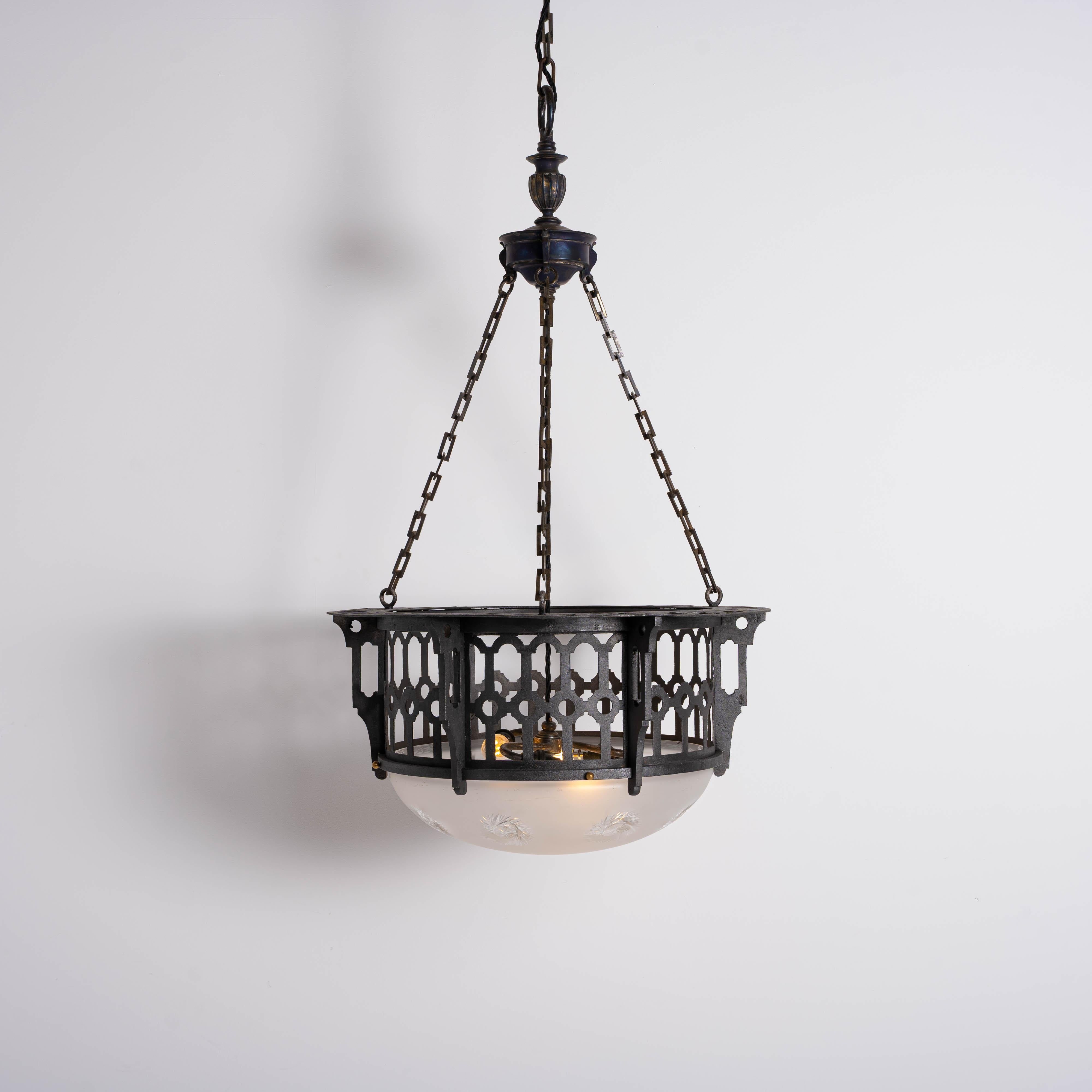 Plafoniera in ferro battuto e ottone fuso di grandi dimensioni e rara ciotola di cristallo Jefferson In condizioni buone in vendita a Nottingham, GB