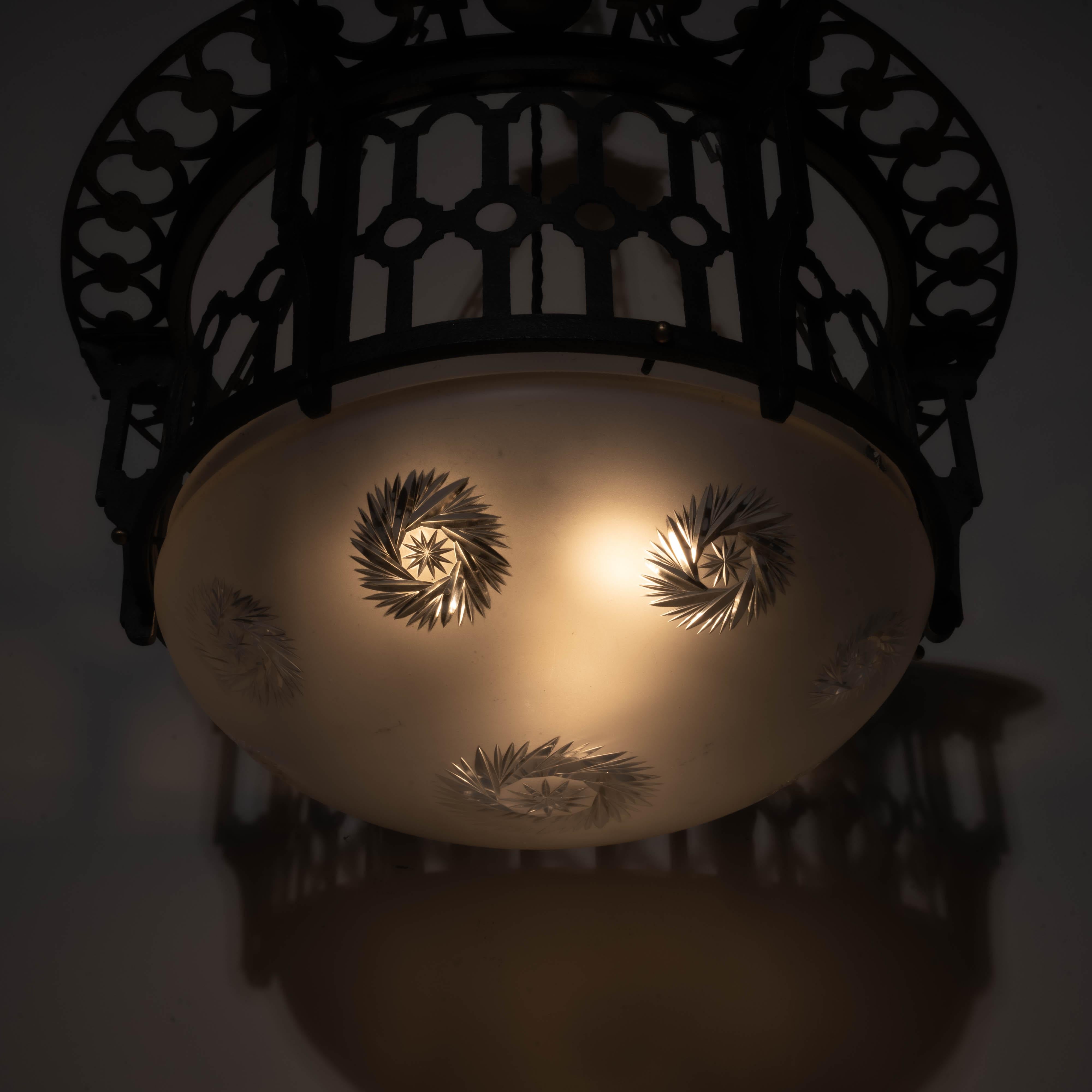 Inizio XX secolo Plafoniera in ferro battuto e ottone fuso di grandi dimensioni e rara ciotola di cristallo Jefferson in vendita