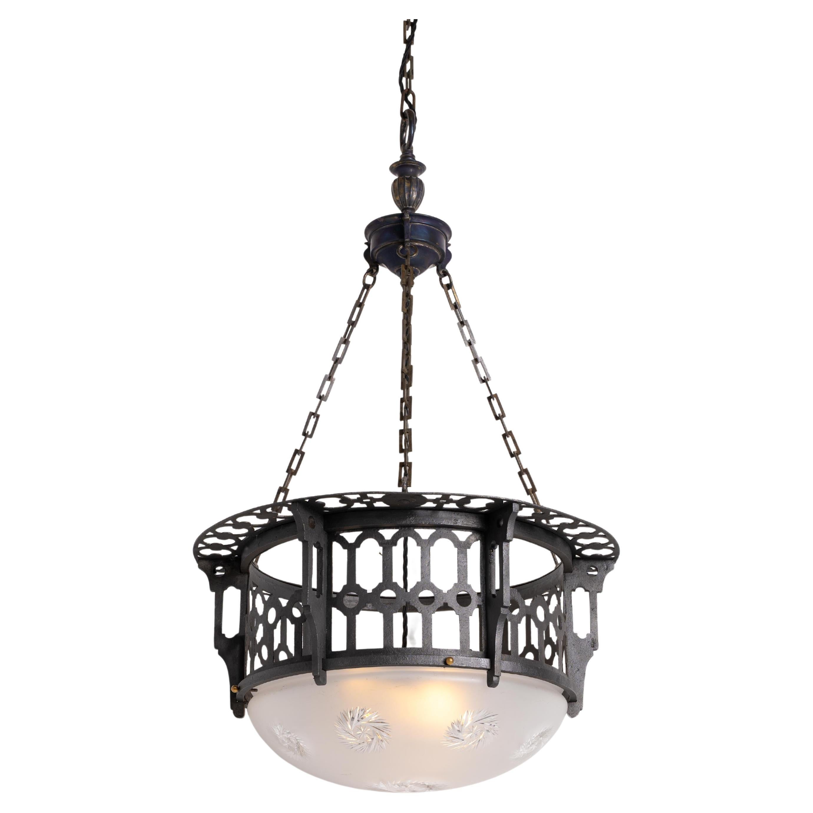 Plafoniera in ferro battuto e ottone fuso di grandi dimensioni e rara ciotola di cristallo Jefferson in vendita