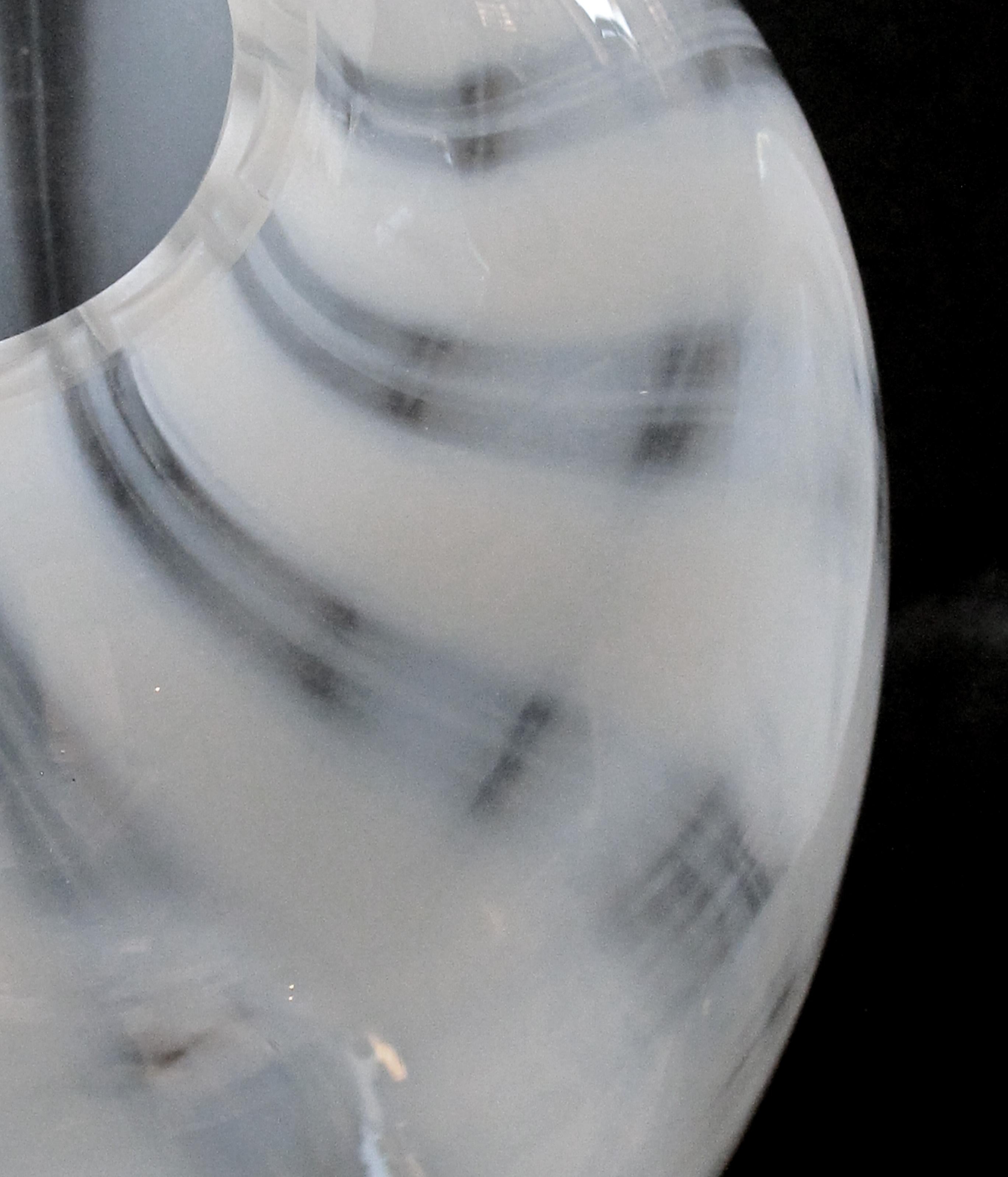 Mid-Century Modern Paire de vases ovoïdes striés blancs à grande échelle et saisissants en verre de Hessen Glaswerke en vente