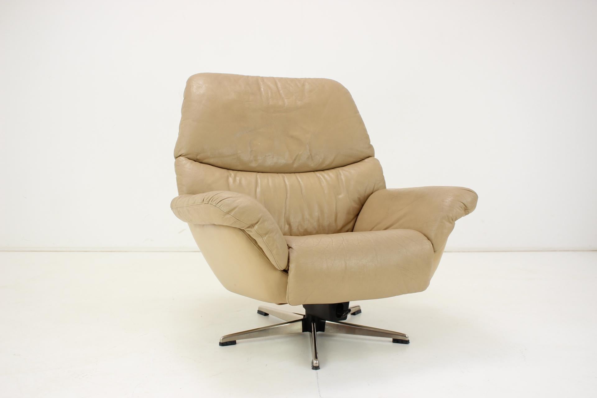 Large Scandinavian Adjustable Leather Armchair by Peem, 1970s, Finland For Sale 4