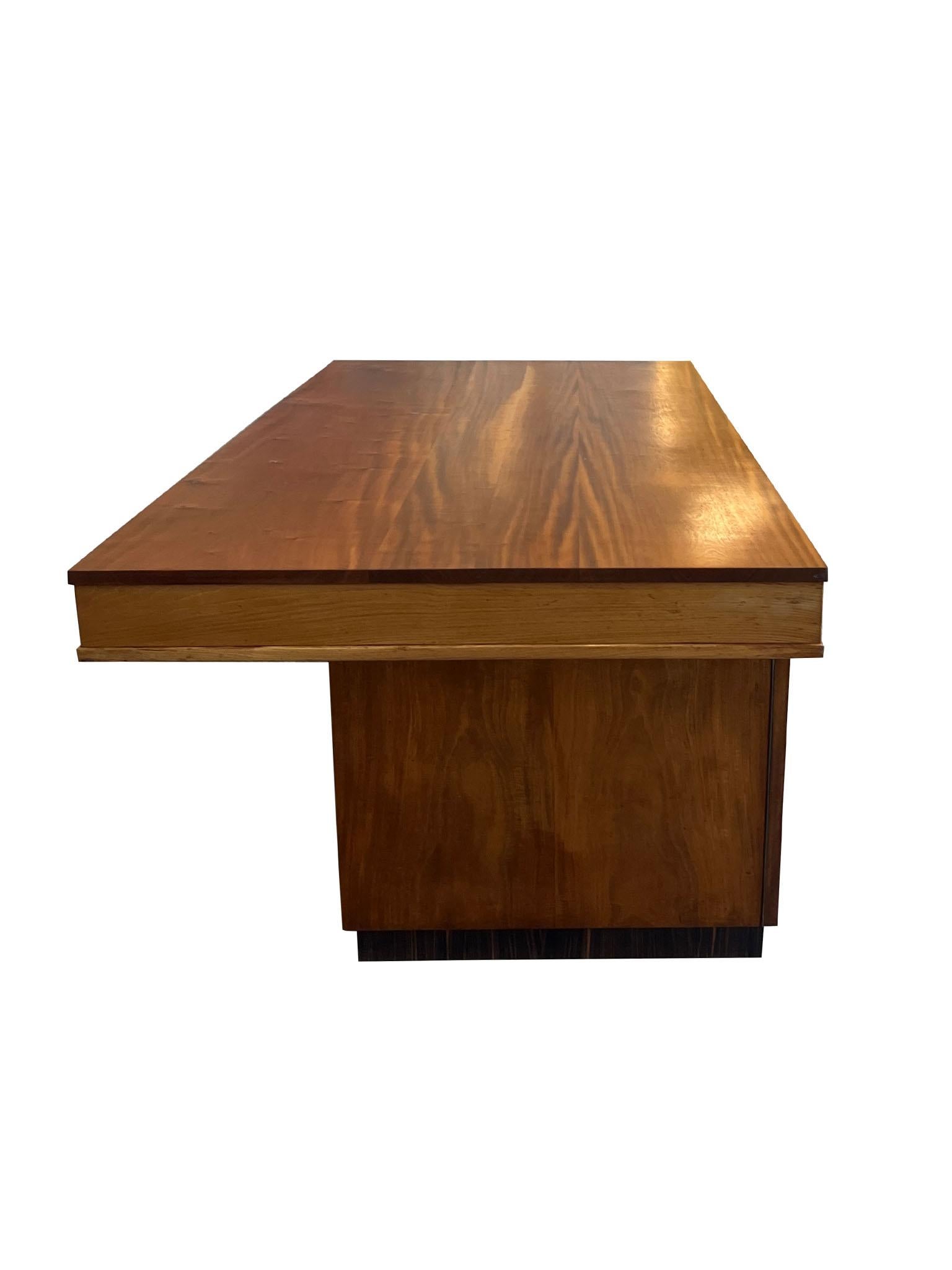 Magnifique bureau scandinave Art/One vintage surdimensionné dans le style de l'emblématique designer de meubles Jindrich Halabala, vers les années 1950. Le bureau se caractérise par ses lignes modernes et épurées et a été fabriqué en bois massif de