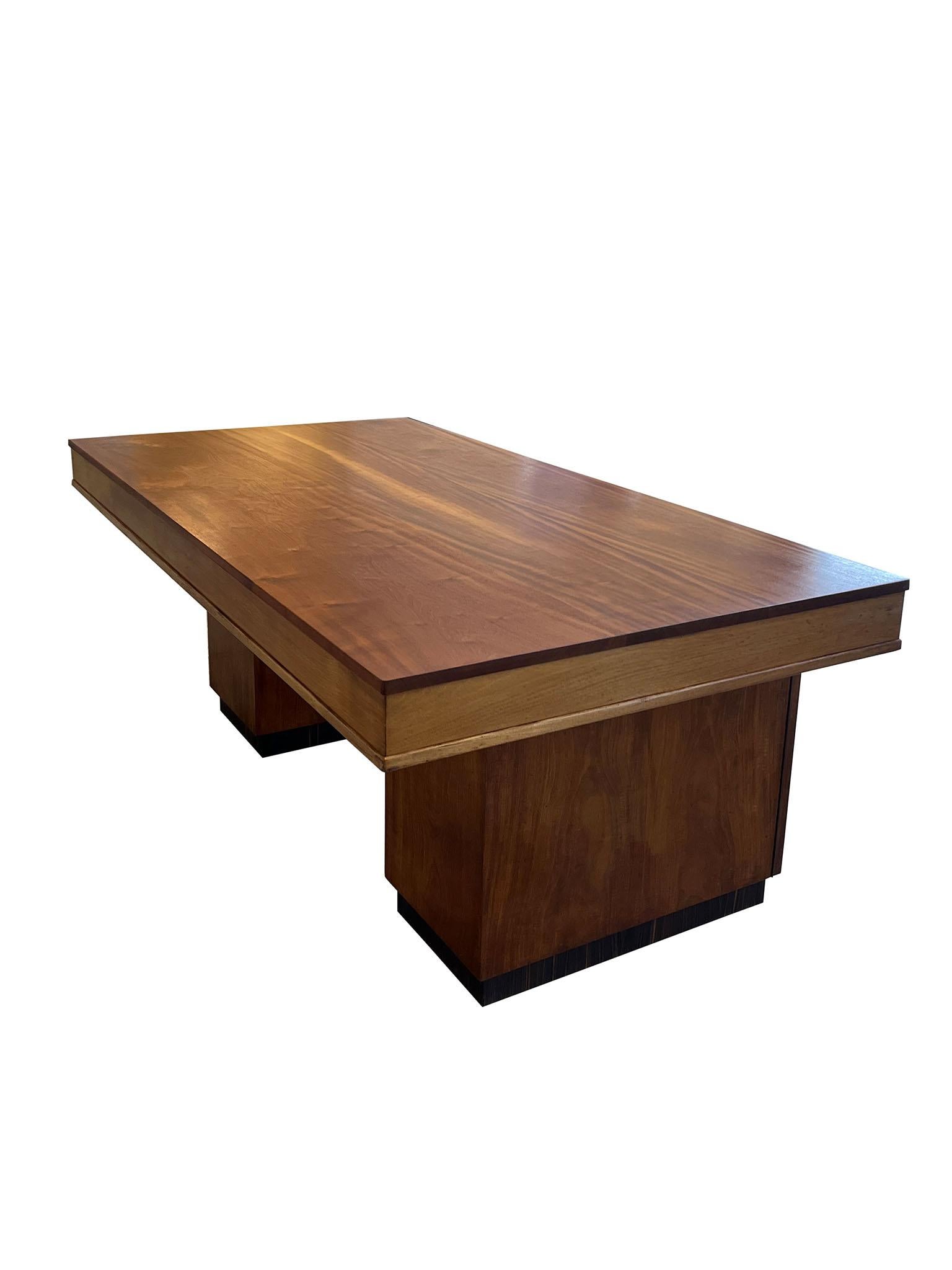 Danois Grand bureau scandinave Art déco dans le style de Jindrich Halabala en vente