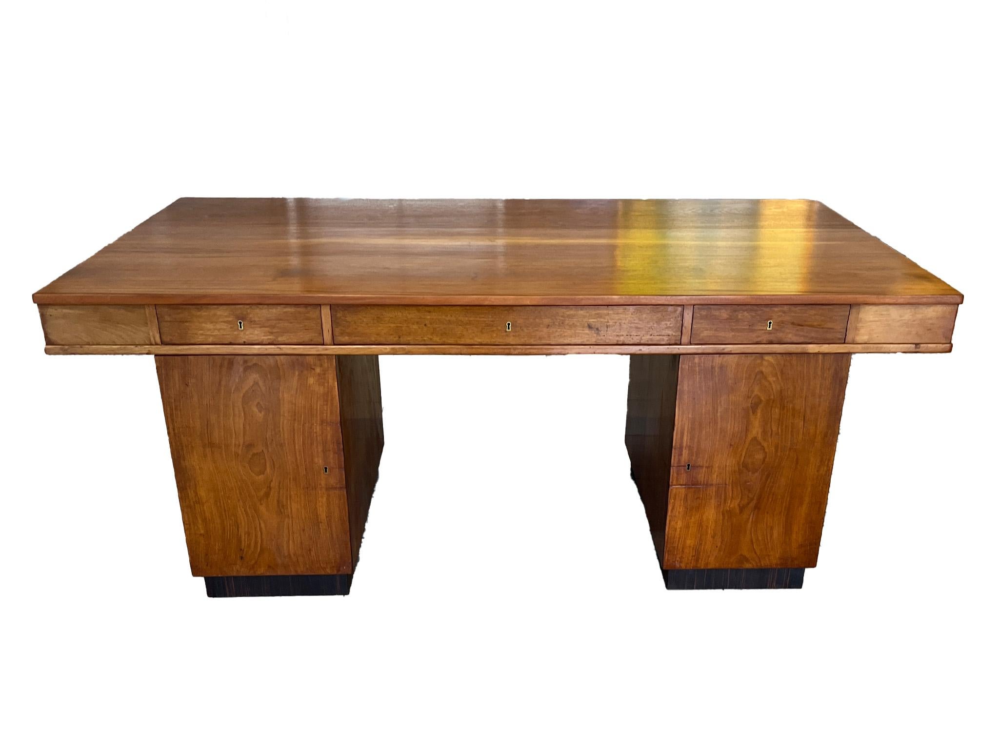Grand bureau scandinave Art déco dans le style de Jindrich Halabala Bon état - En vente à New York, NY