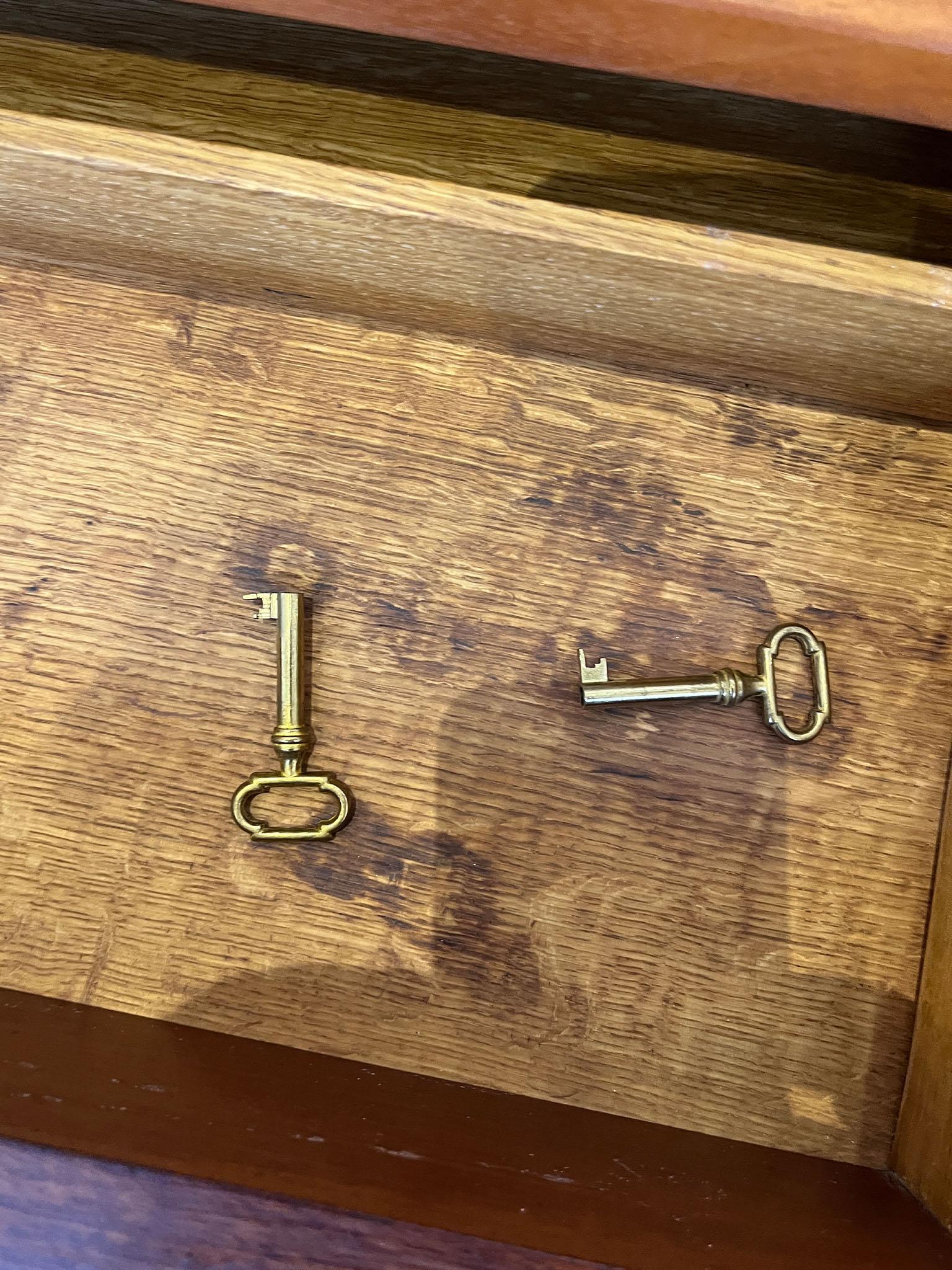 20ième siècle Grand bureau scandinave Art déco dans le style de Jindrich Halabala en vente