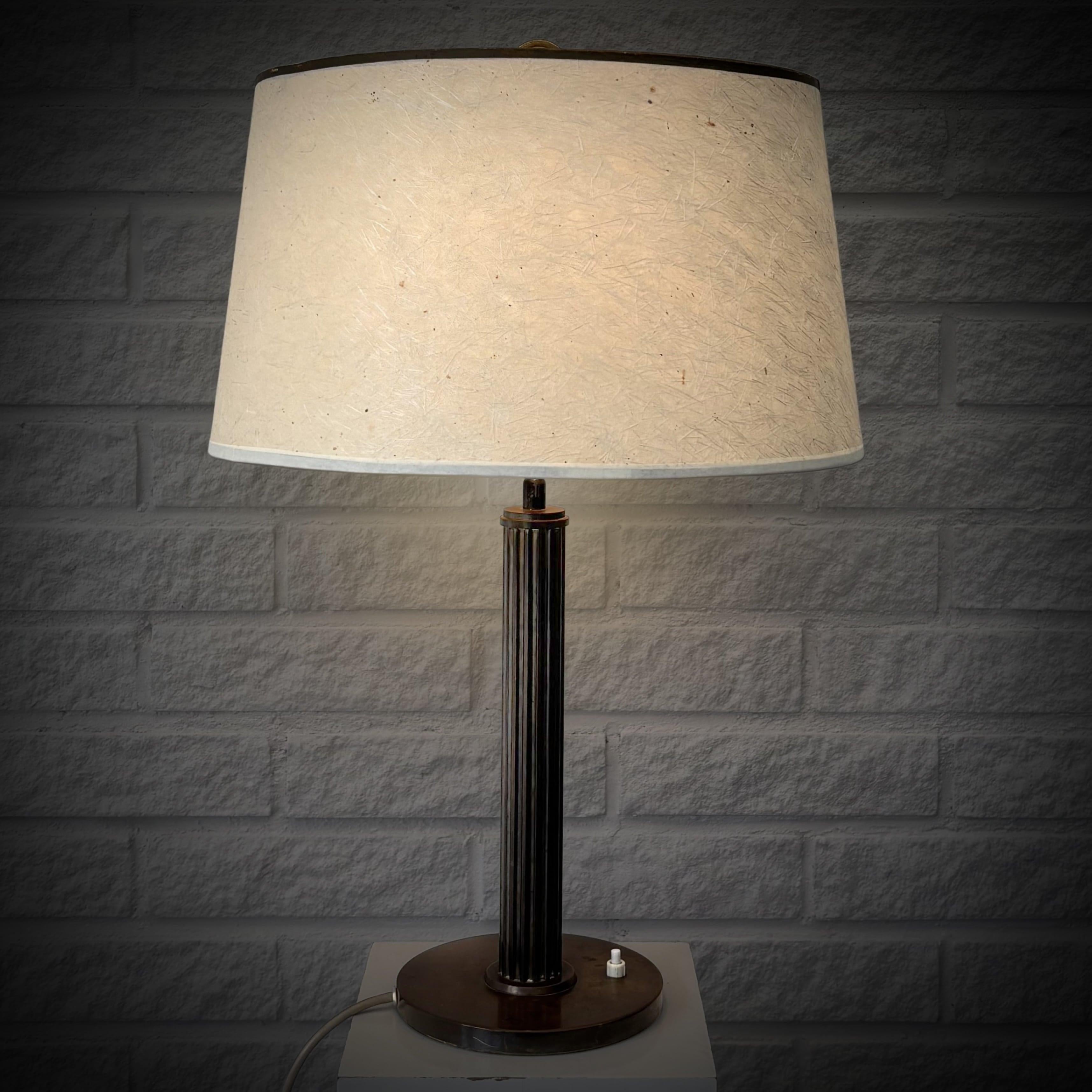 Suédois Grande lampe de table scandinave Art déco, laiton et acier, Suède, années 1920 en vente