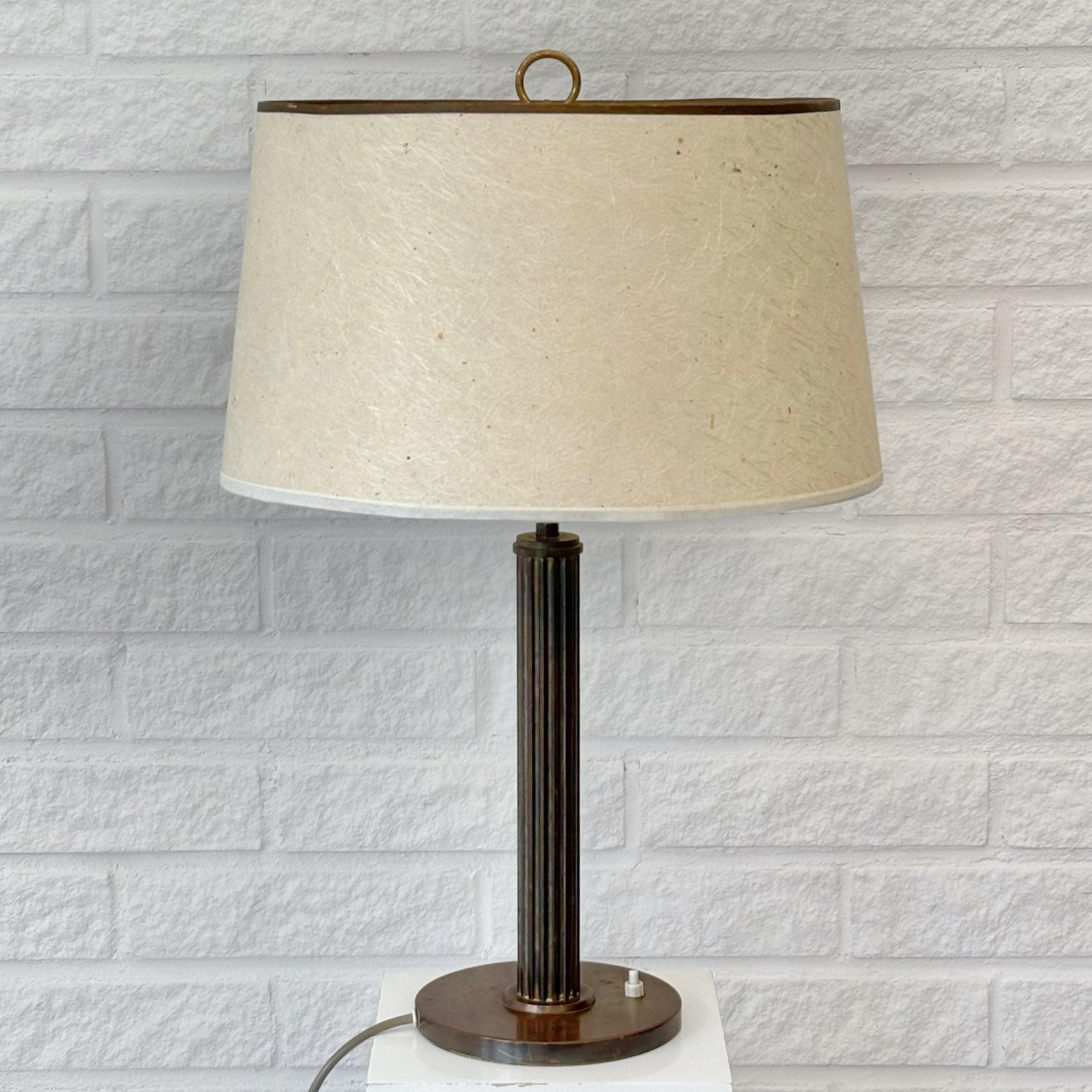 Grande lampe de table scandinave Art déco, laiton et acier, Suède, années 1920 Bon état - En vente à Forserum, SE