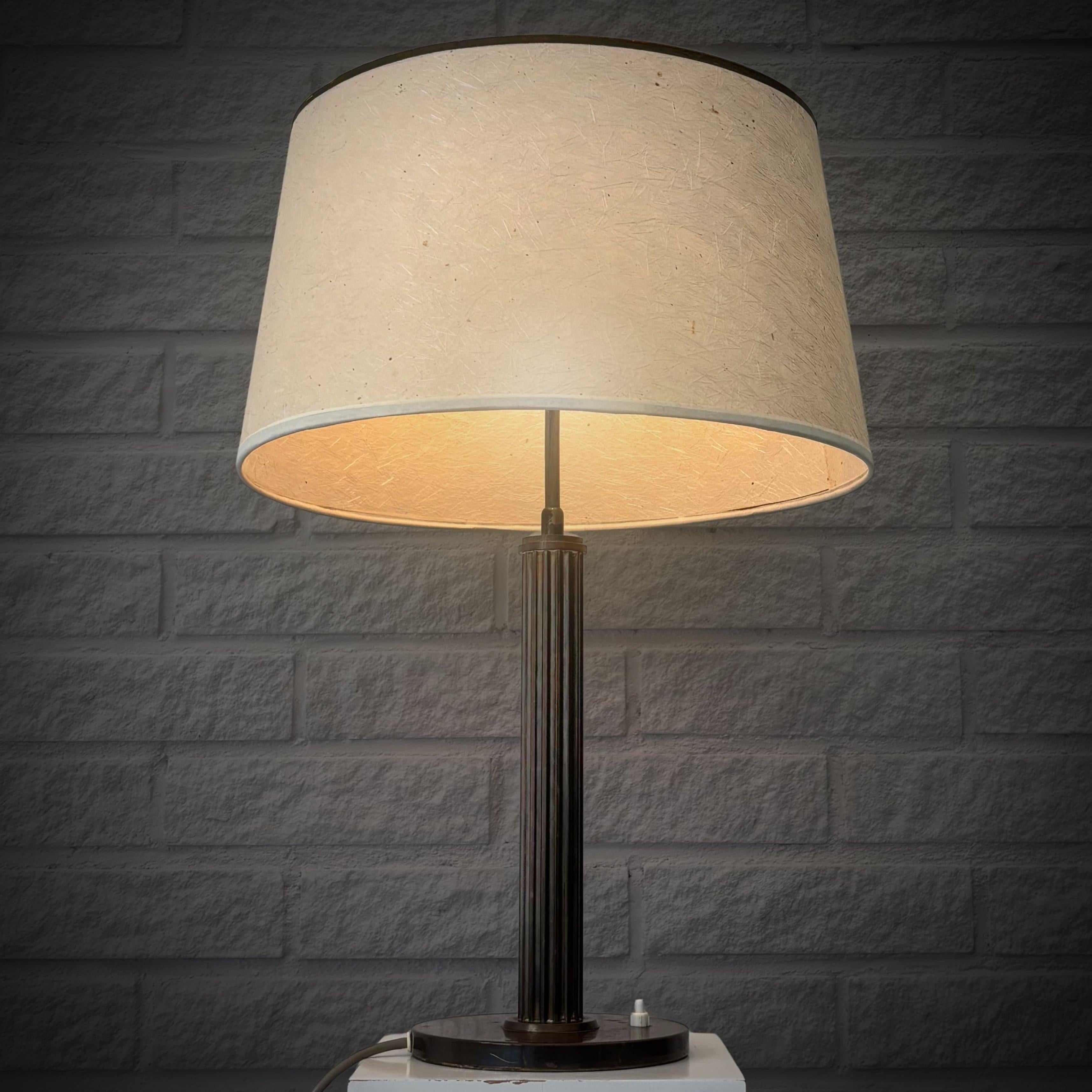 Début du 20ème siècle Grande lampe de table scandinave Art déco, laiton et acier, Suède, années 1920 en vente