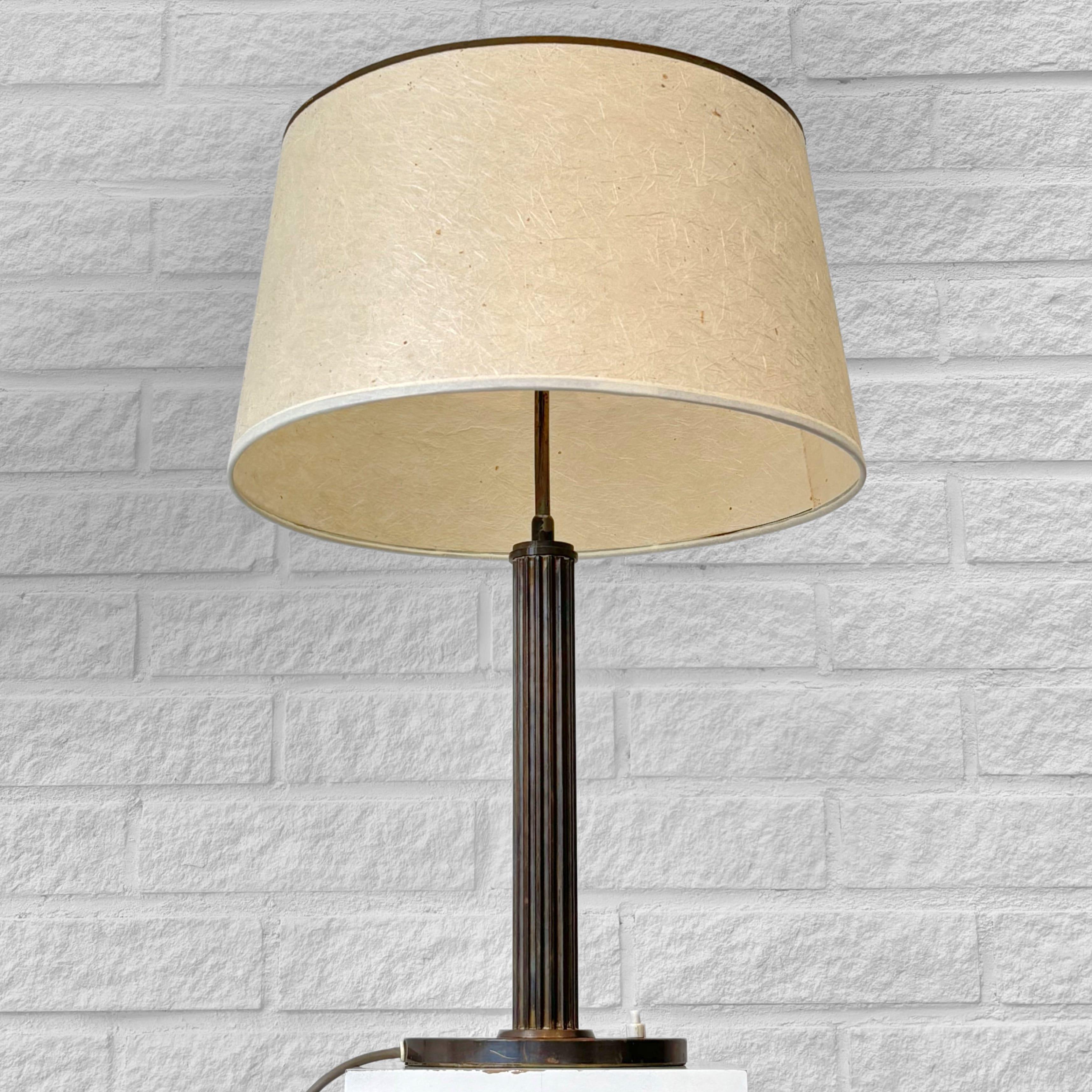 Laiton Grande lampe de table scandinave Art déco, laiton et acier, Suède, années 1920 en vente