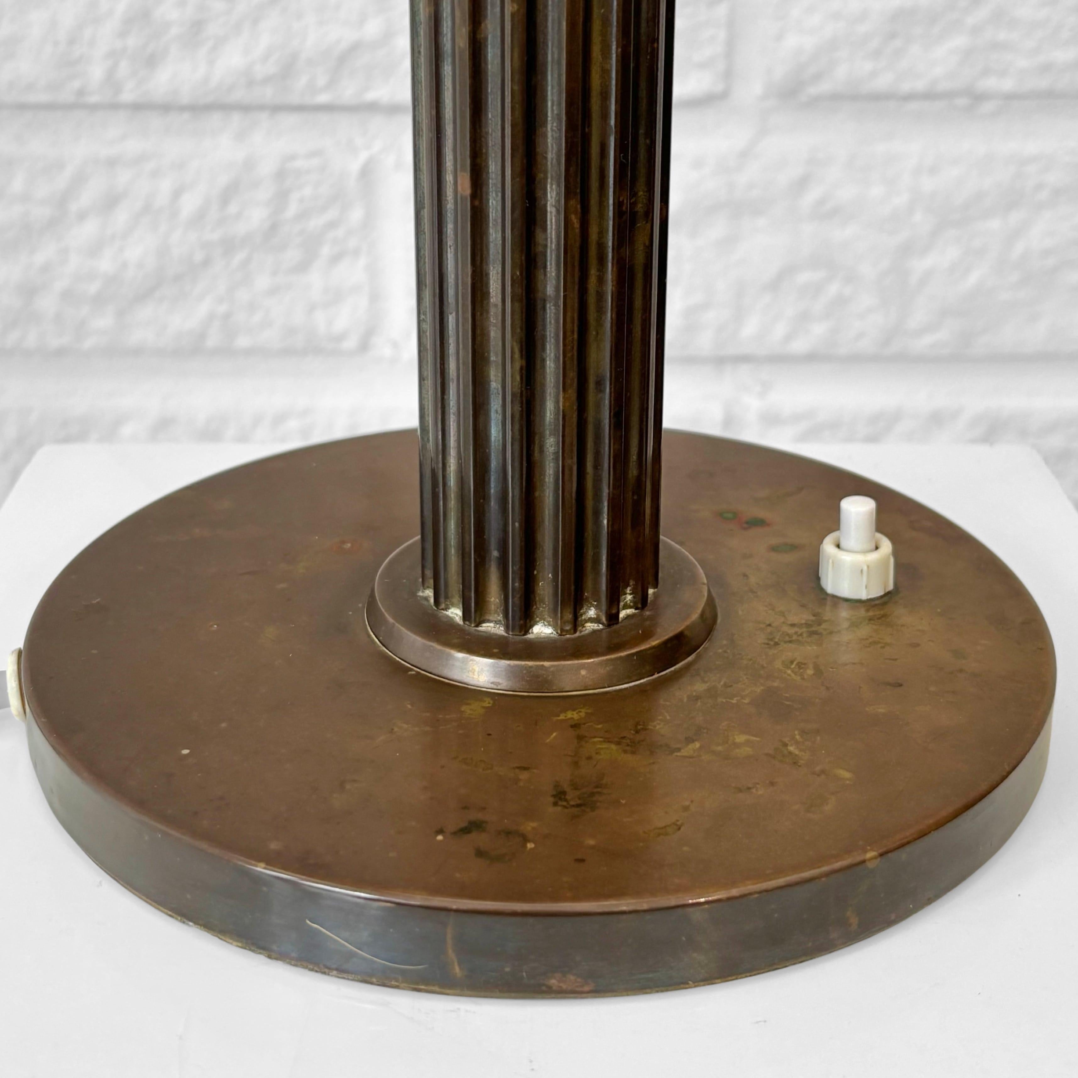 Grande lampe de table scandinave Art déco, laiton et acier, Suède, années 1920 en vente 3