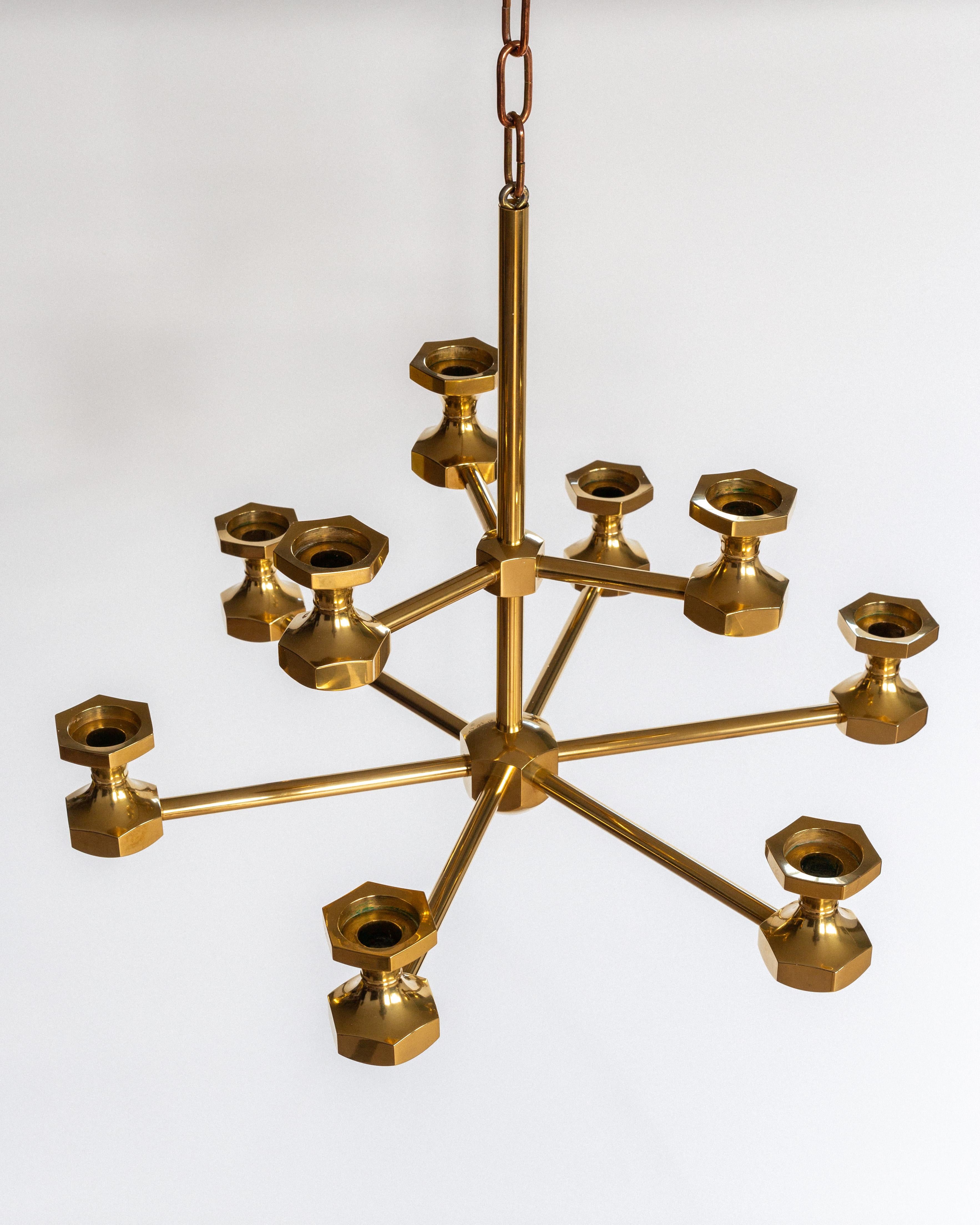 Postmoderno Grande lampadario scandinavo a candela in ottone di Gusum, Svezia, 1980 in vendita