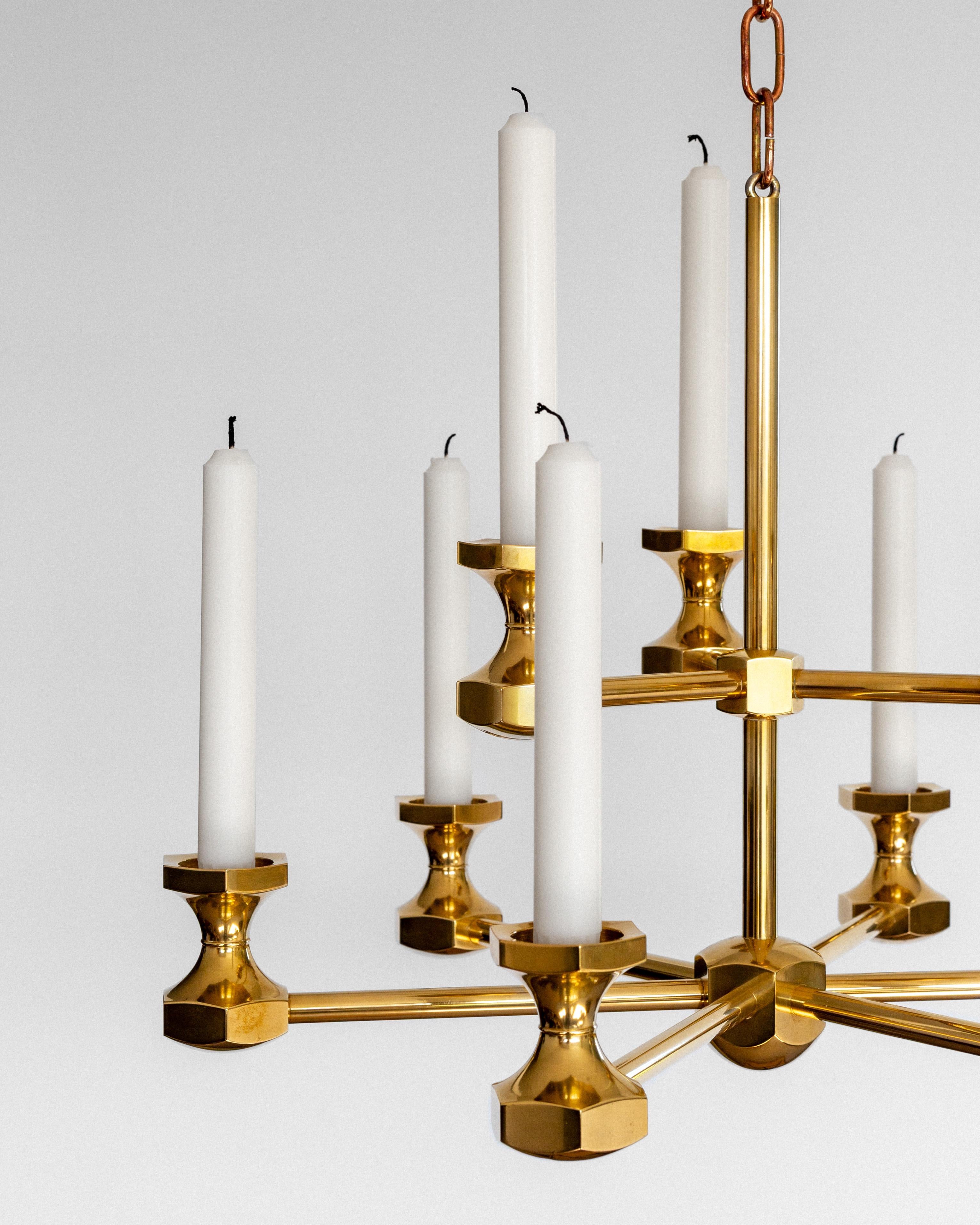 Svedese Grande lampadario scandinavo a candela in ottone di Gusum, Svezia, 1980 in vendita