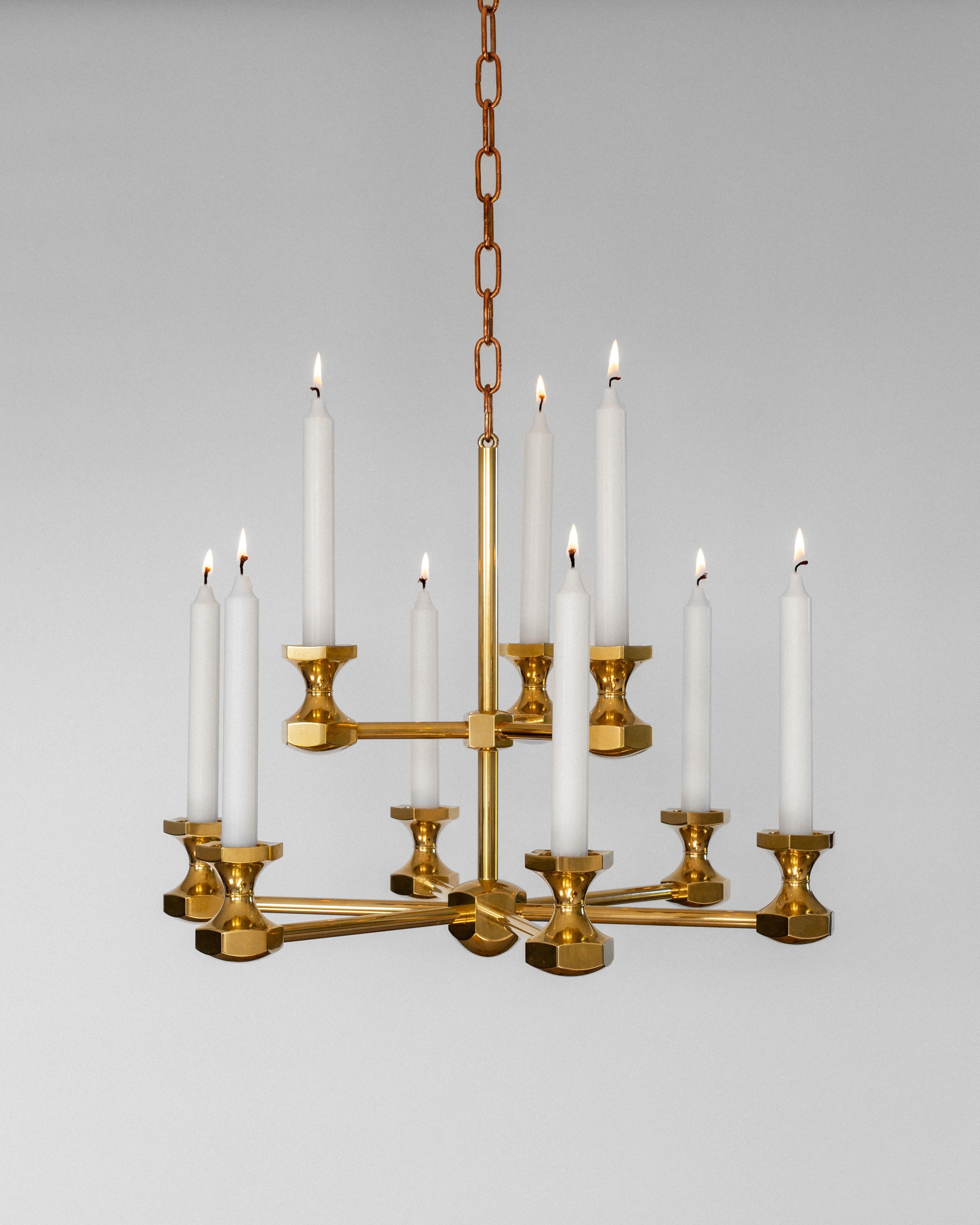 Ottone Grande lampadario scandinavo a candela in ottone di Gusum, Svezia, 1980 in vendita