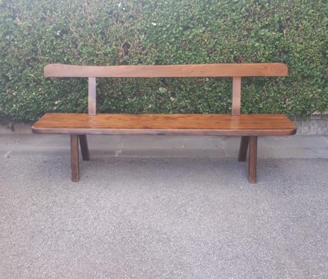 Large Scandinavian Brutalist style bench, with backrest, in elm Olavi Hanninen. In Excellent Condition For Sale In JOINVILLE-LE-PONT, FR