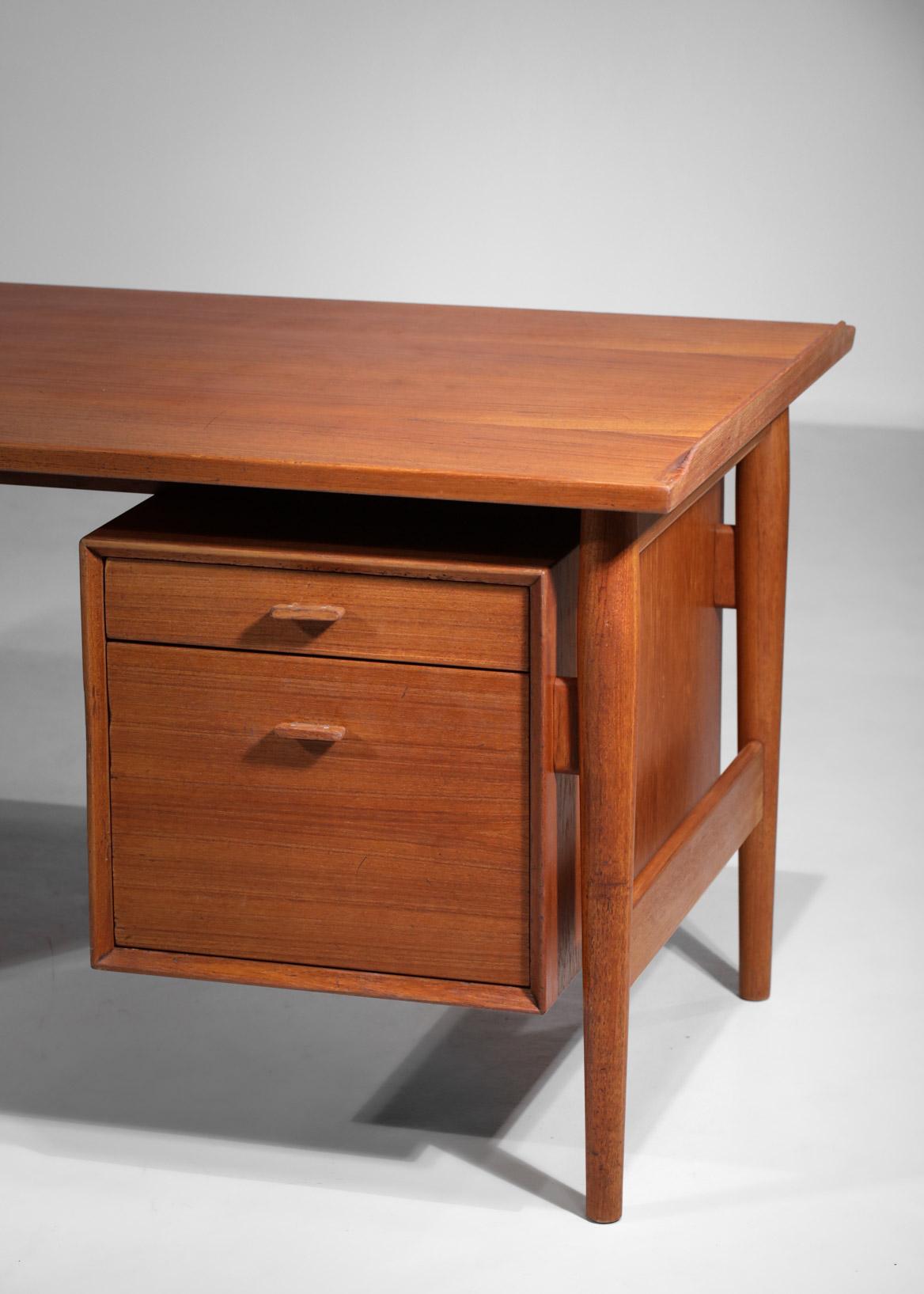 Large Scandinavian Desk by Danish Designer Arne Vodder in Teak Scandinavian E518 5