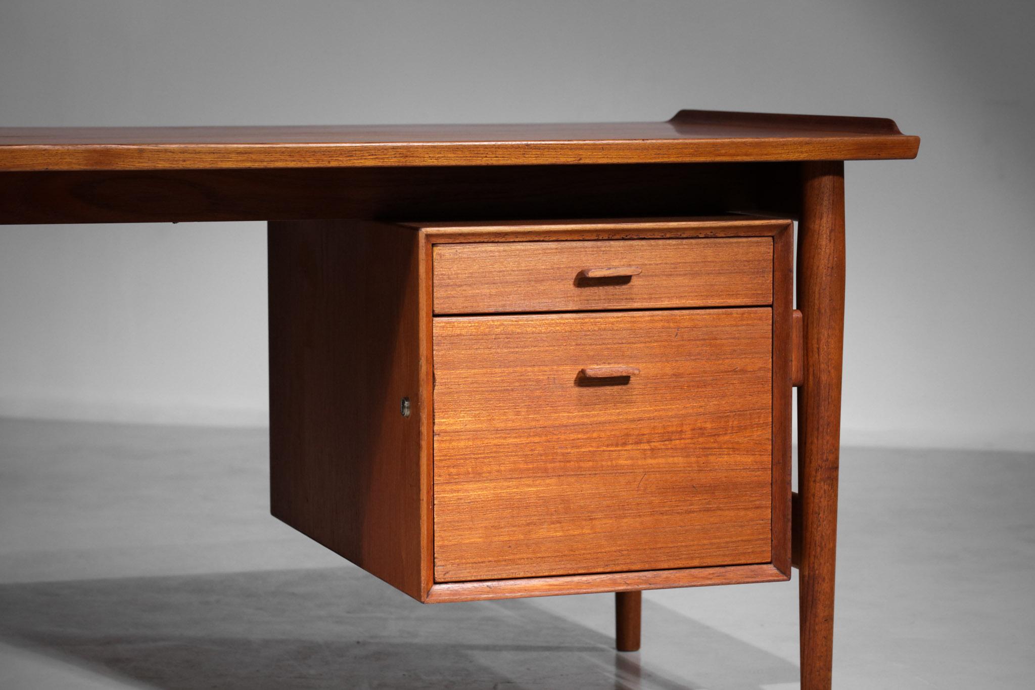 Large Scandinavian Desk by Danish Designer Arne Vodder in Teak Scandinavian E518 6