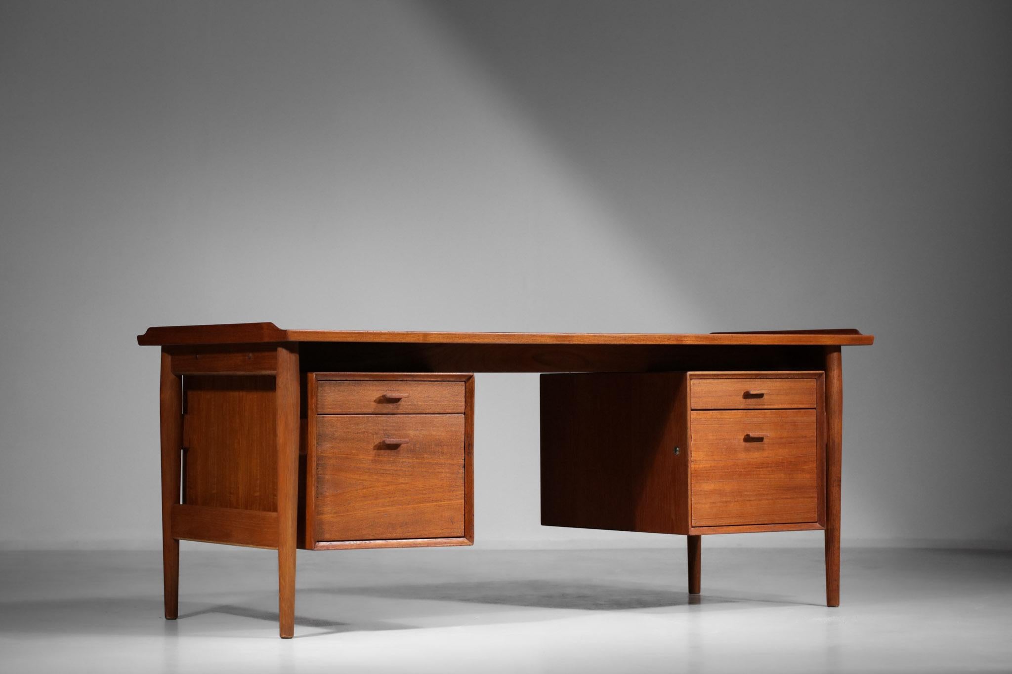 Nice scandinavian desk from the 1960s by the danish designer Arne Vodder. Structure in solid teak and teak veneer, composed of two suspended boxes with two drawers, a top with raised fields. Minimalist and pure design, traditional Scandinavian