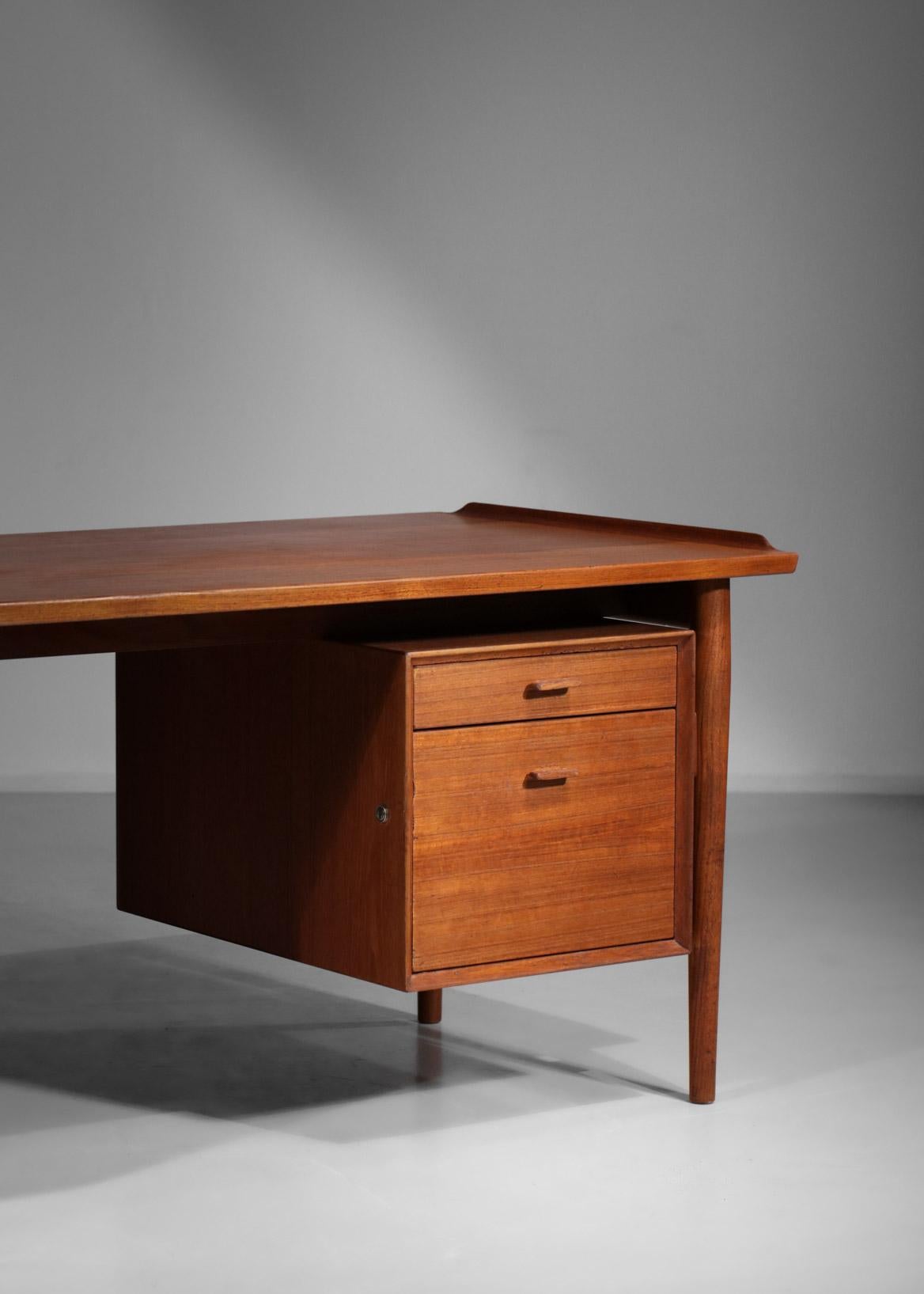 Mid-Century Modern Large Scandinavian Desk by Danish Designer Arne Vodder in Teak Scandinavian E518