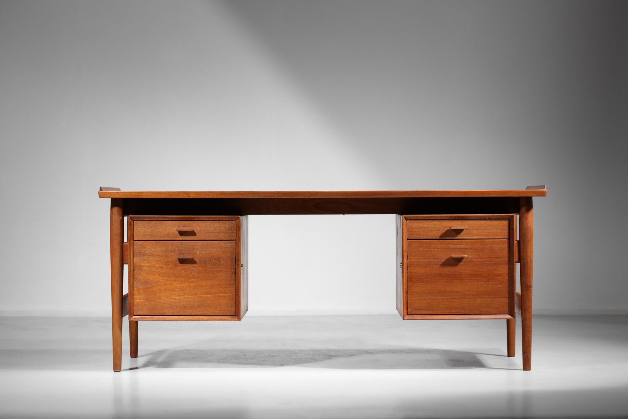 Large Scandinavian Desk by Danish Designer Arne Vodder in Teak Scandinavian E518 In Good Condition In Ternay, Auvergne-Rhône-Alpes