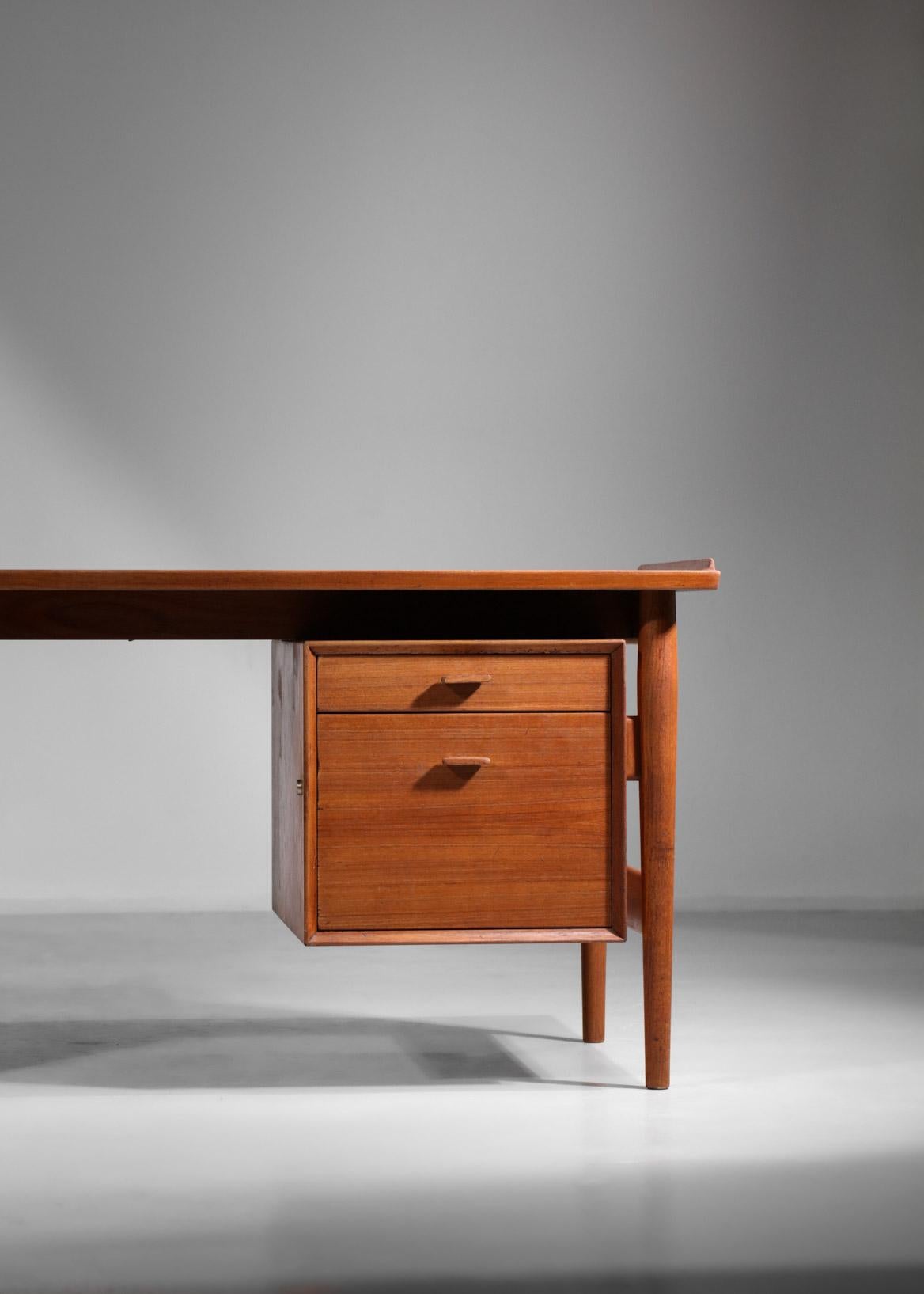 Mid-20th Century Large Scandinavian Desk by Danish Designer Arne Vodder in Teak Scandinavian E518