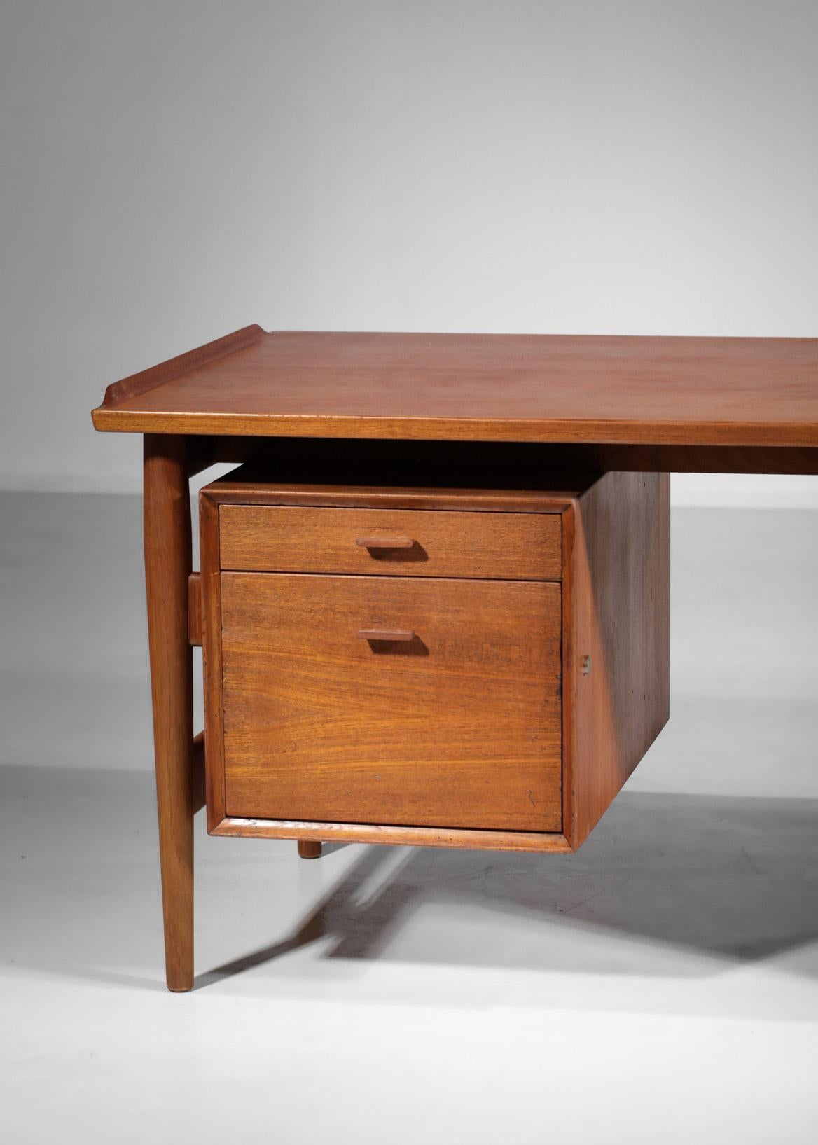 Large Scandinavian Desk by Danish Designer Arne Vodder in Teak Scandinavian E518 4