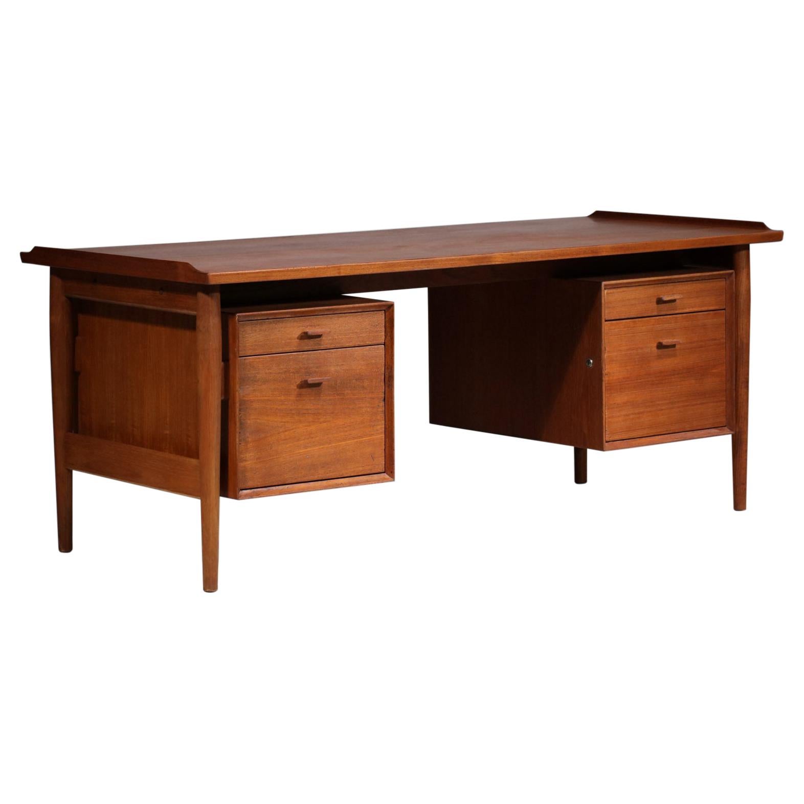 Large Scandinavian Desk by Danish Designer Arne Vodder in Teak Scandinavian E518