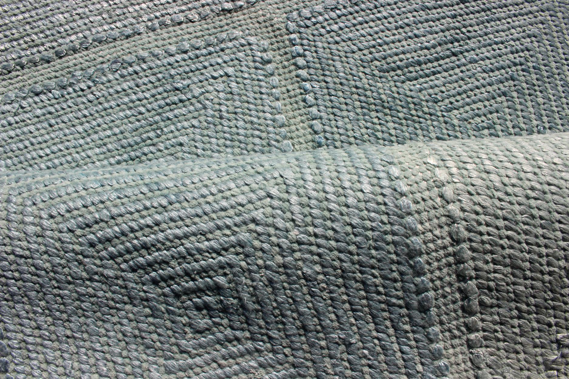 Tissé à la main Keivan Woven Arts grand tapis d'inspiration scandinave en bleu, brun clair et vert en vente
