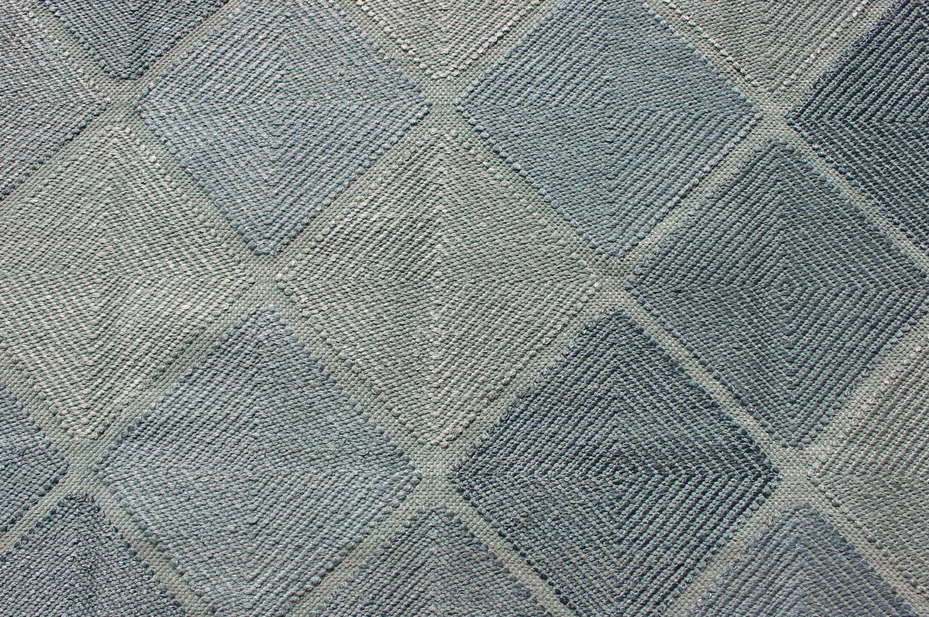 Großer, skandinavisch inspirierter Designteppich in Blau, Hellbraun und Grau (21. Jahrhundert und zeitgenössisch) im Angebot