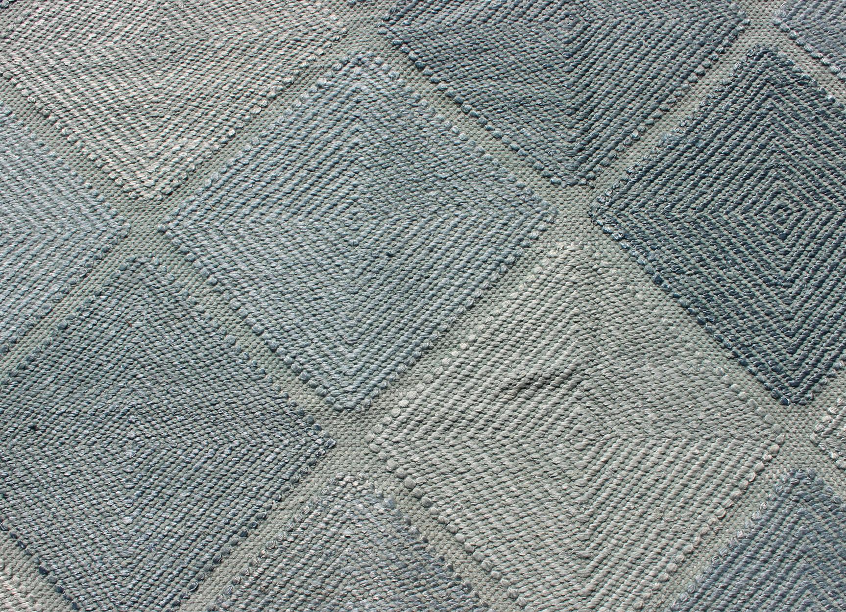 Großer, skandinavisch inspirierter Designteppich in Blau, Hellbraun und Grau (Wolle) im Angebot