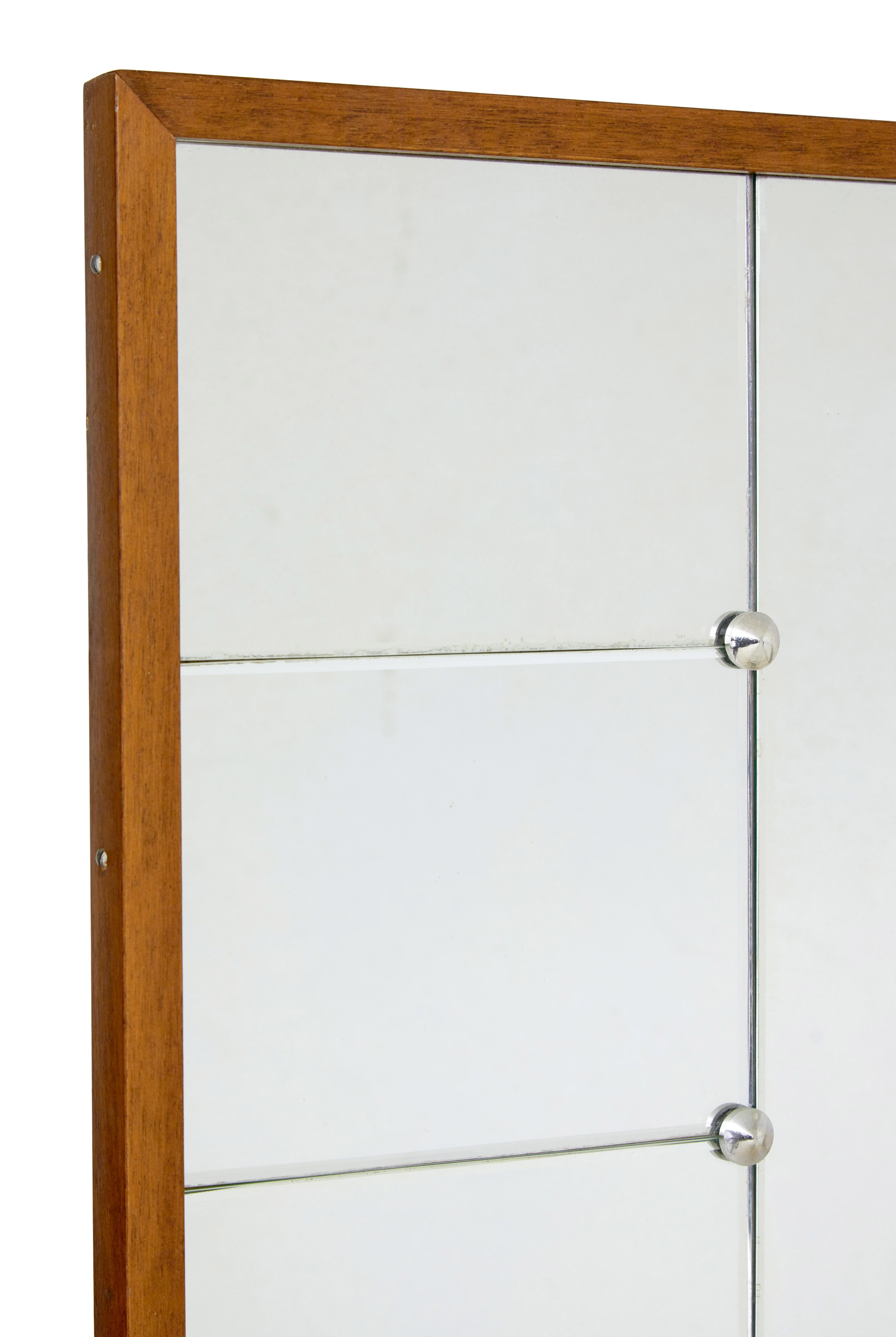 Grande specchio scandinavo di metà secolo con cornice in Oak del 1950 circa.

Specchio svedese della metà del secolo scorso, disposto con segmenti rettangolari smussati su ciascun lato della parte specchiata principale, tenuti in posizione da