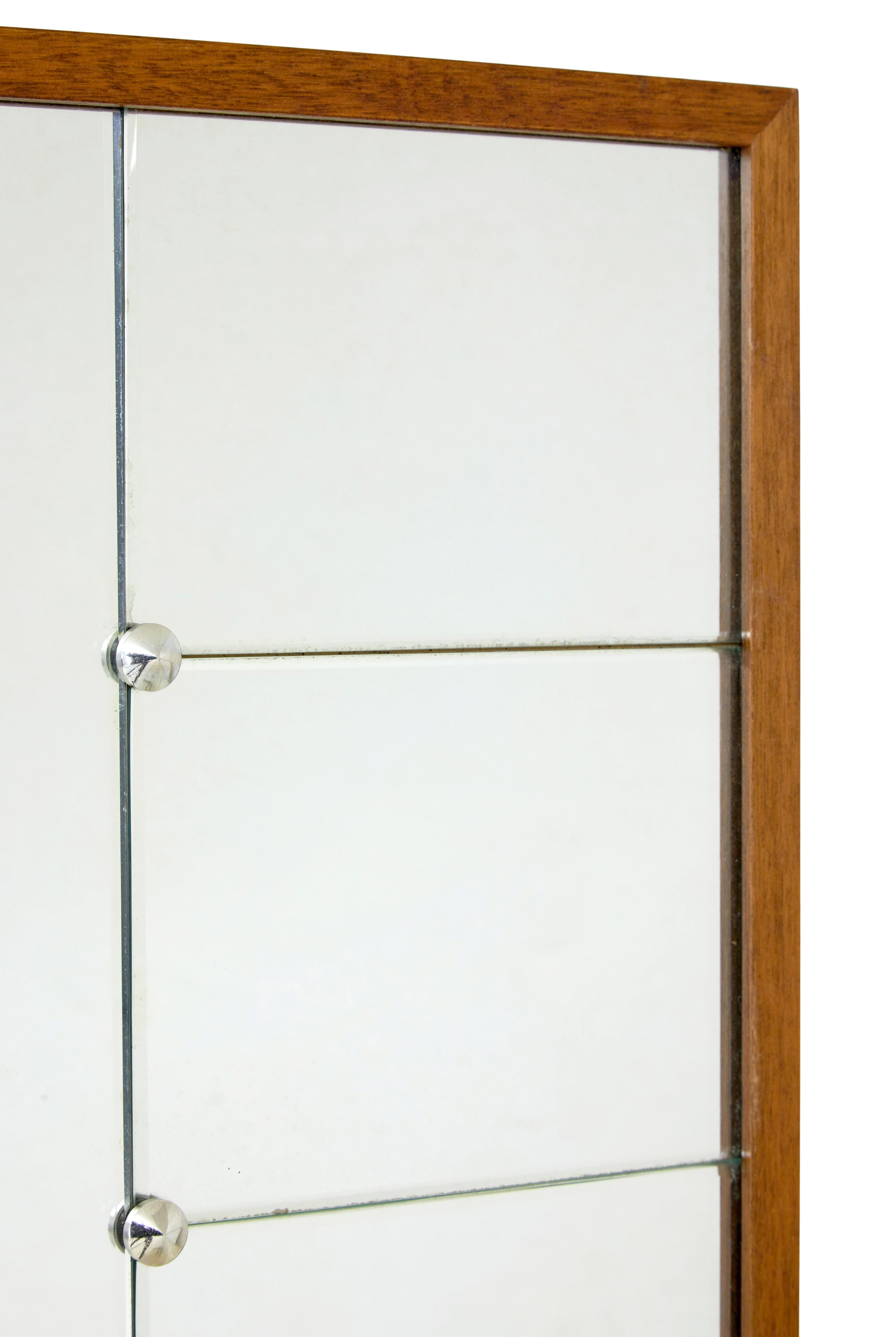 Mid-Century moderno Grande specchio scandinavo di metà secolo con cornice in Oak in vendita
