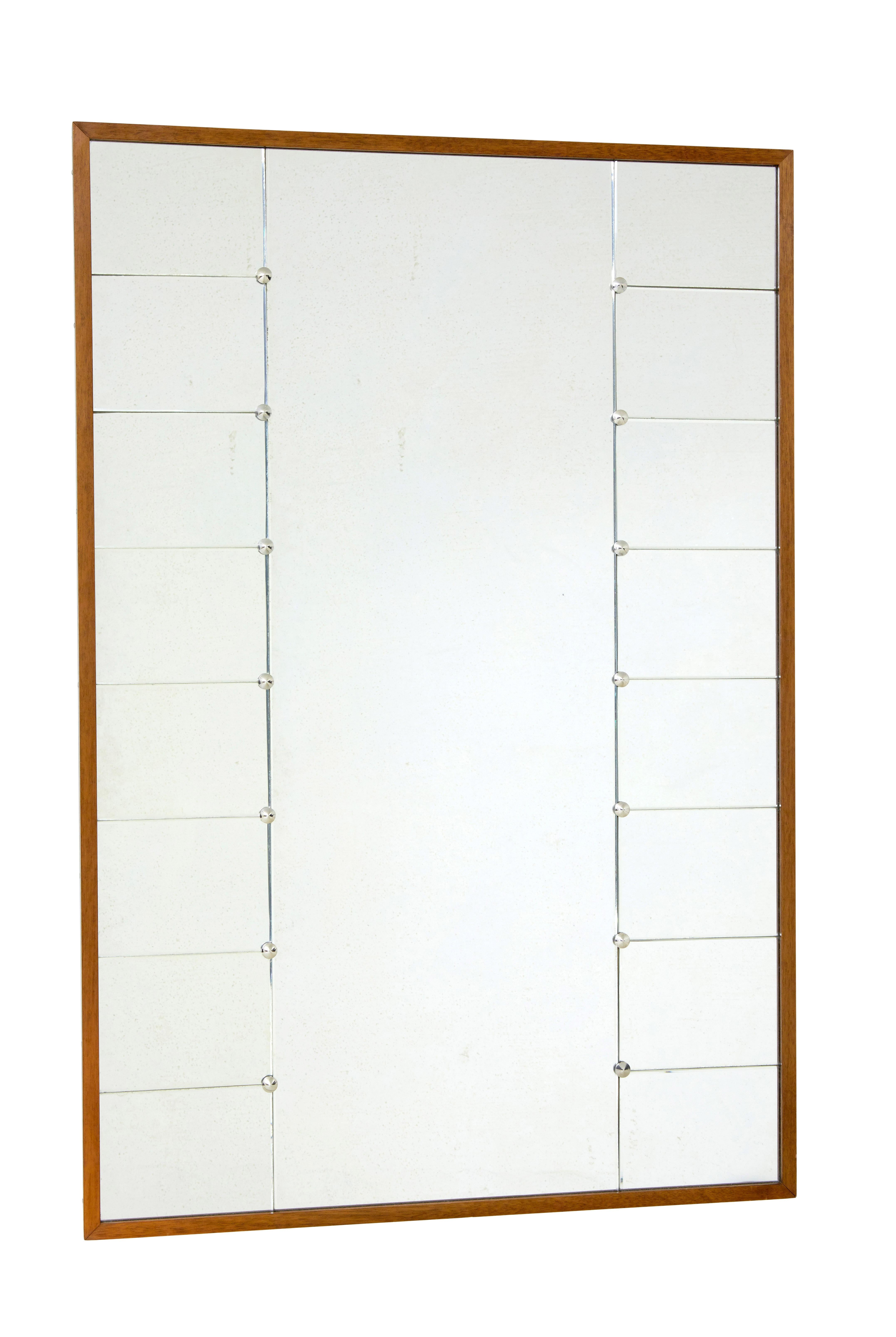 Svedese Grande specchio scandinavo di metà secolo con cornice in Oak in vendita