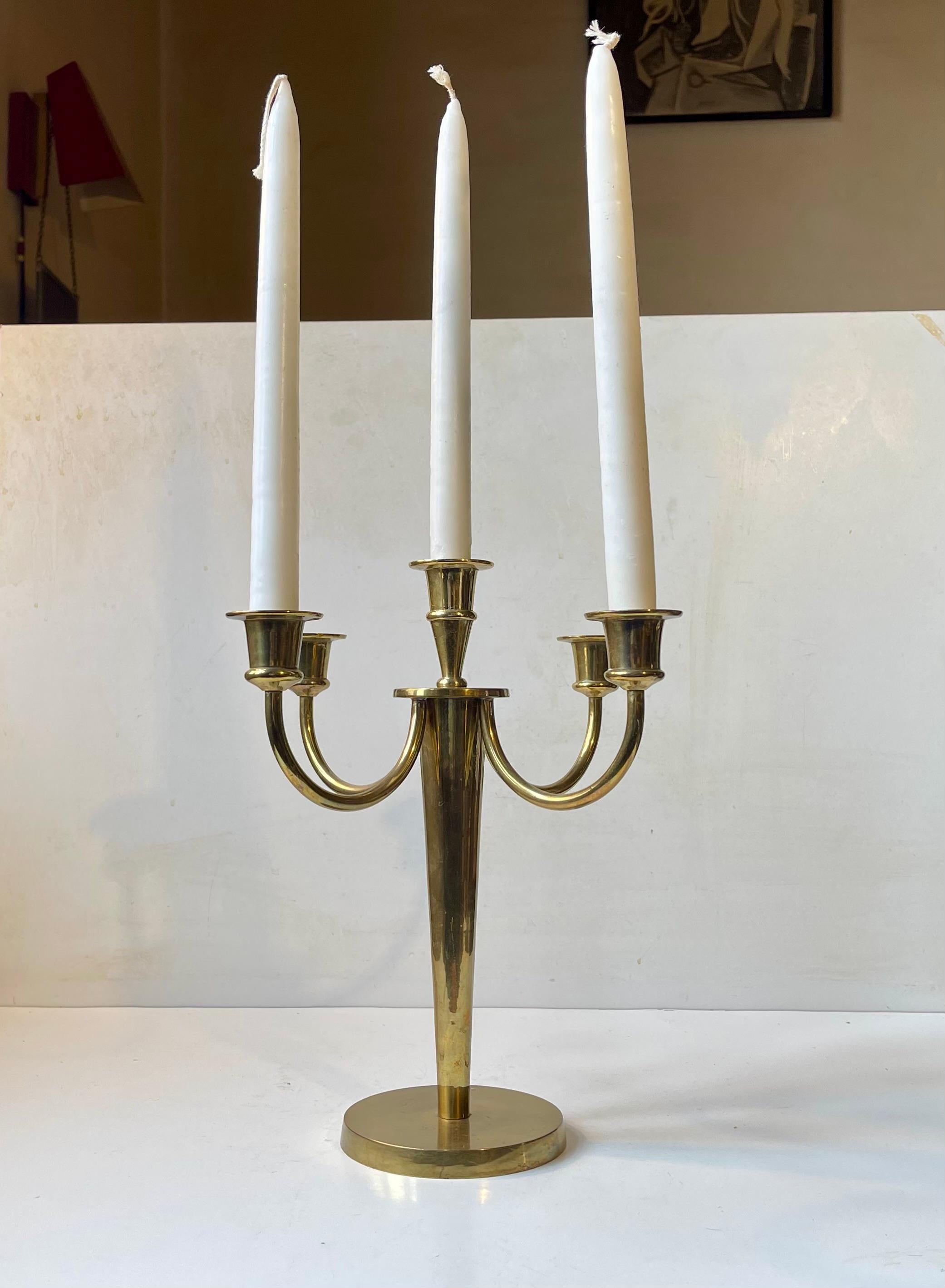 Milieu du XXe siècle Grand chandelier scandinave en laiton du milieu du siècle, années 1960 en vente