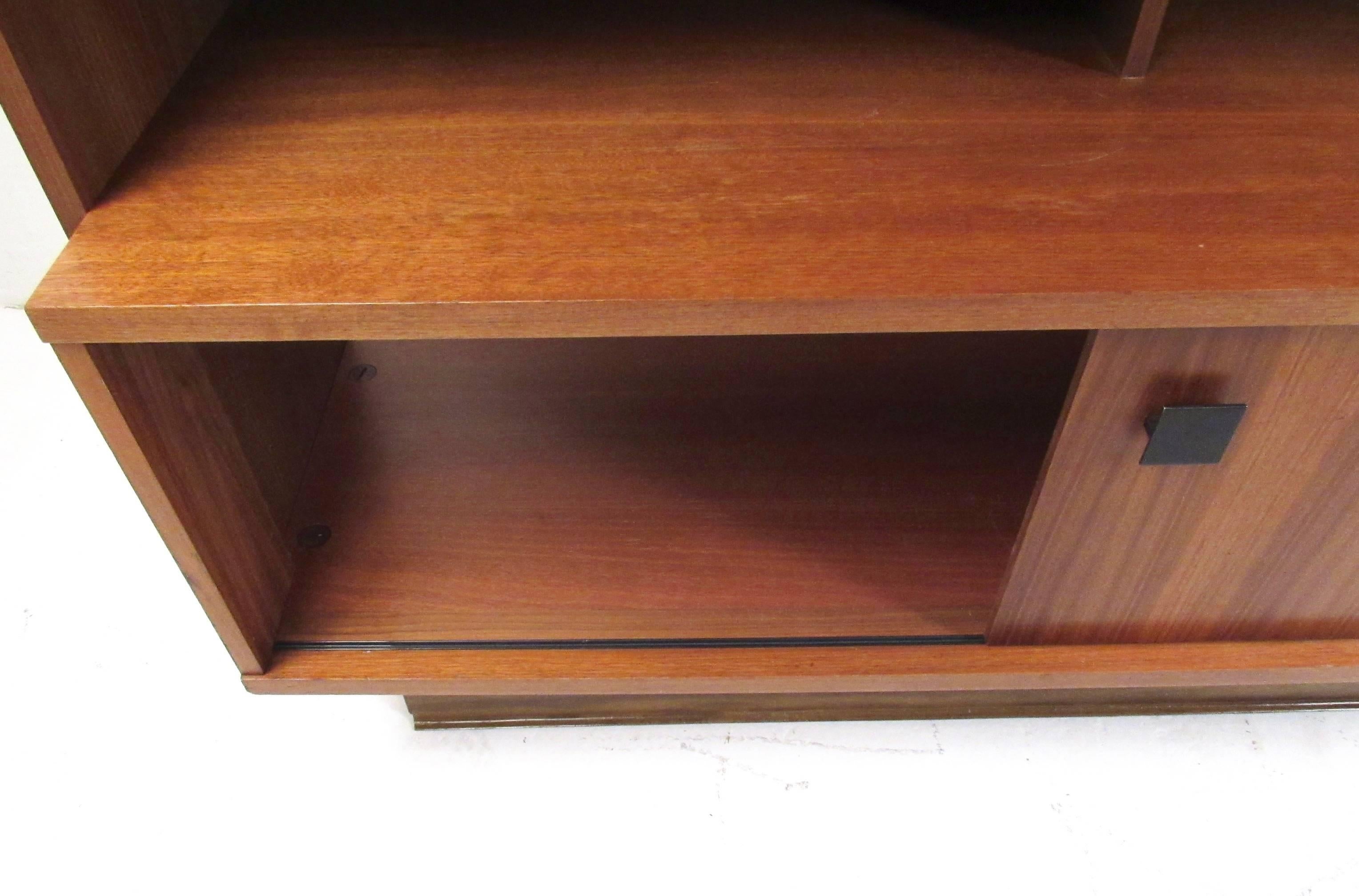 Large Mid-Century Modern Bookcase or Wall Unit In Good Condition For Sale In Brooklyn, NY