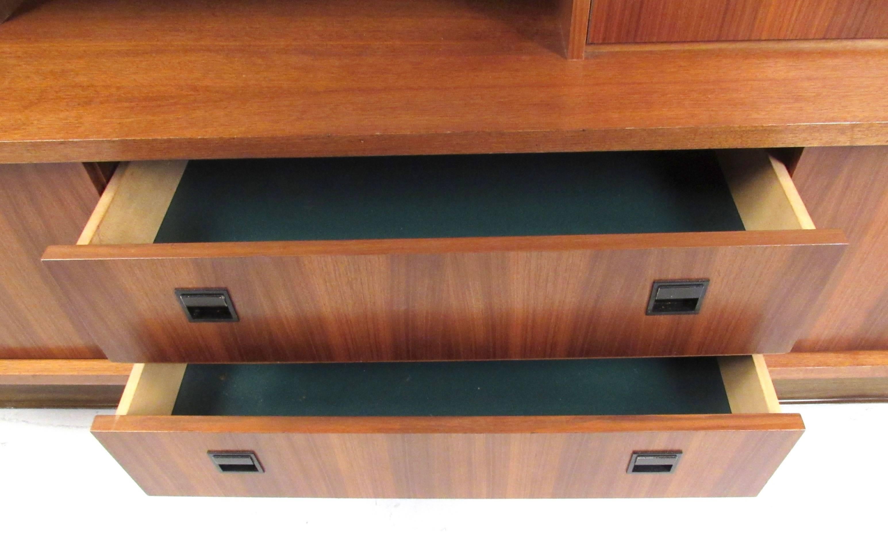 Large Mid-Century Modern Bookcase or Wall Unit For Sale 1